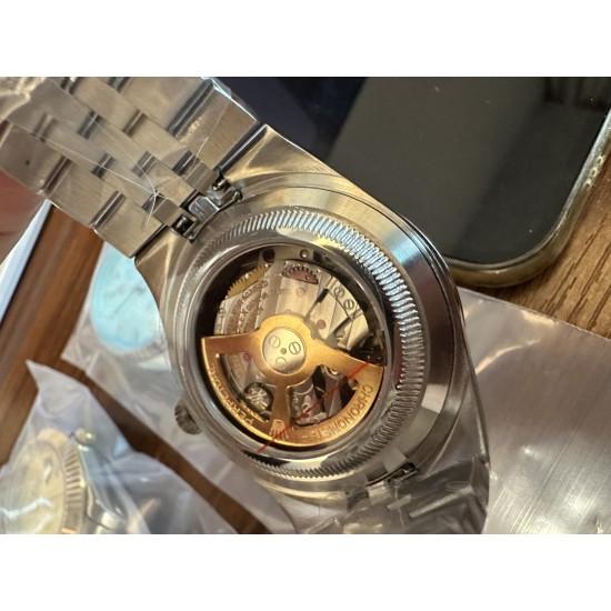 ROLEX       Land-Dweller 40 RO1902