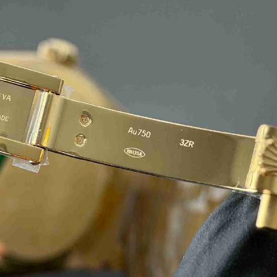 ROLEX   Day Date 40 RO2080 (18K gold 210g)