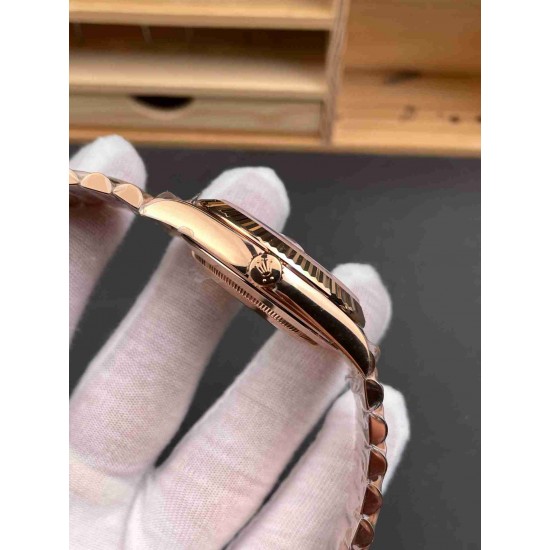 ROLEX   Day Date 40 RO2119 (18K gold 210g)