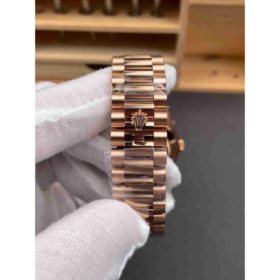 ROLEX   Day Date 40 RO2119 (18K gold 210g)