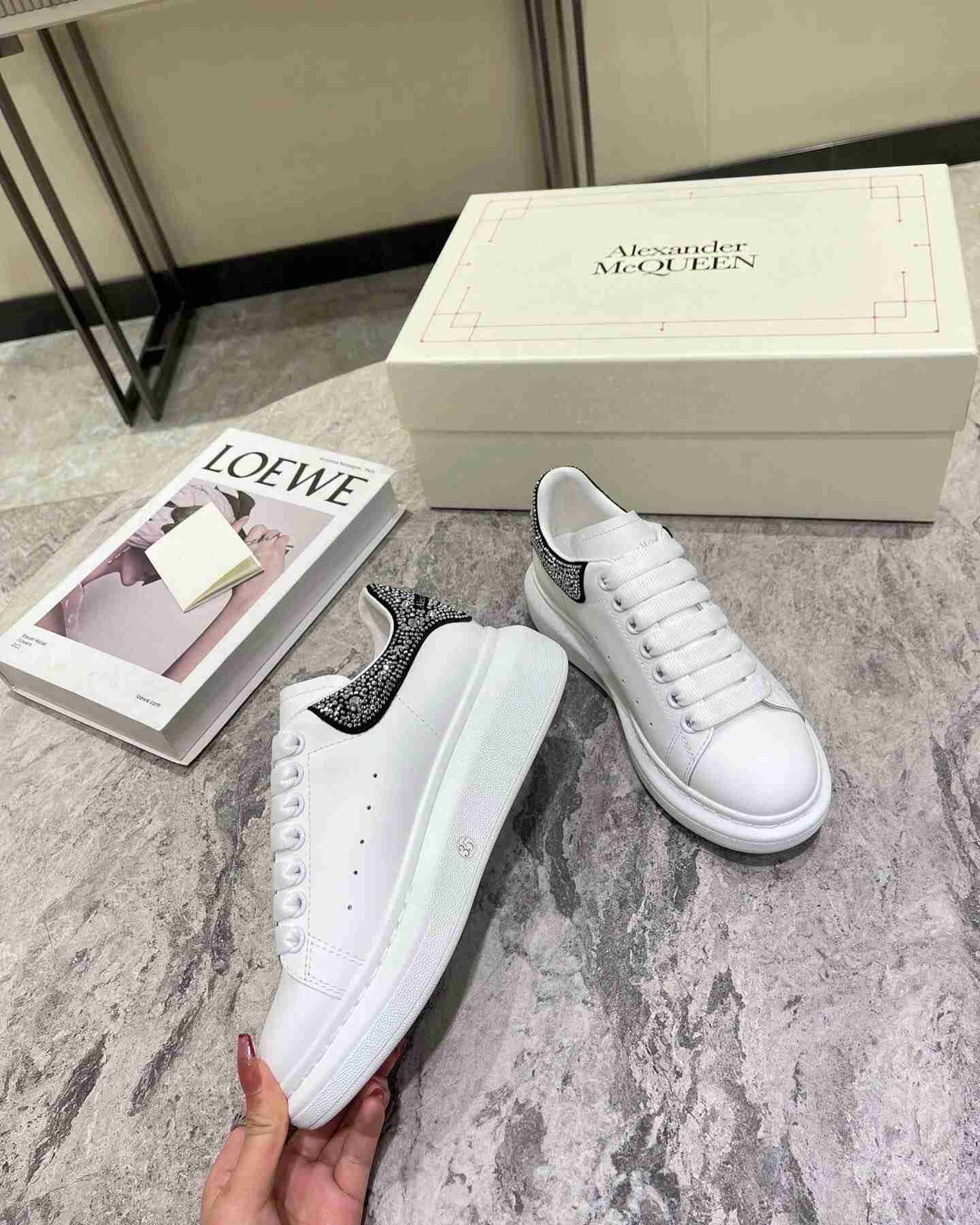 Alexander McQueen AM0059