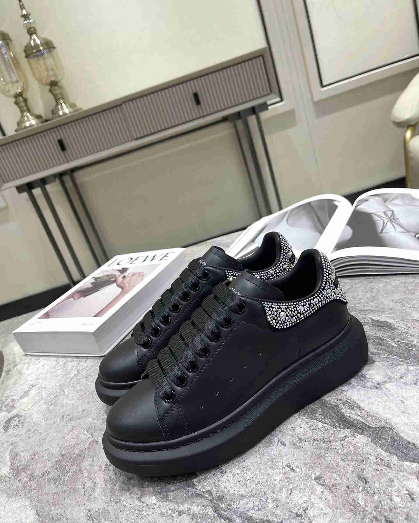 Alexander McQueen AM0060