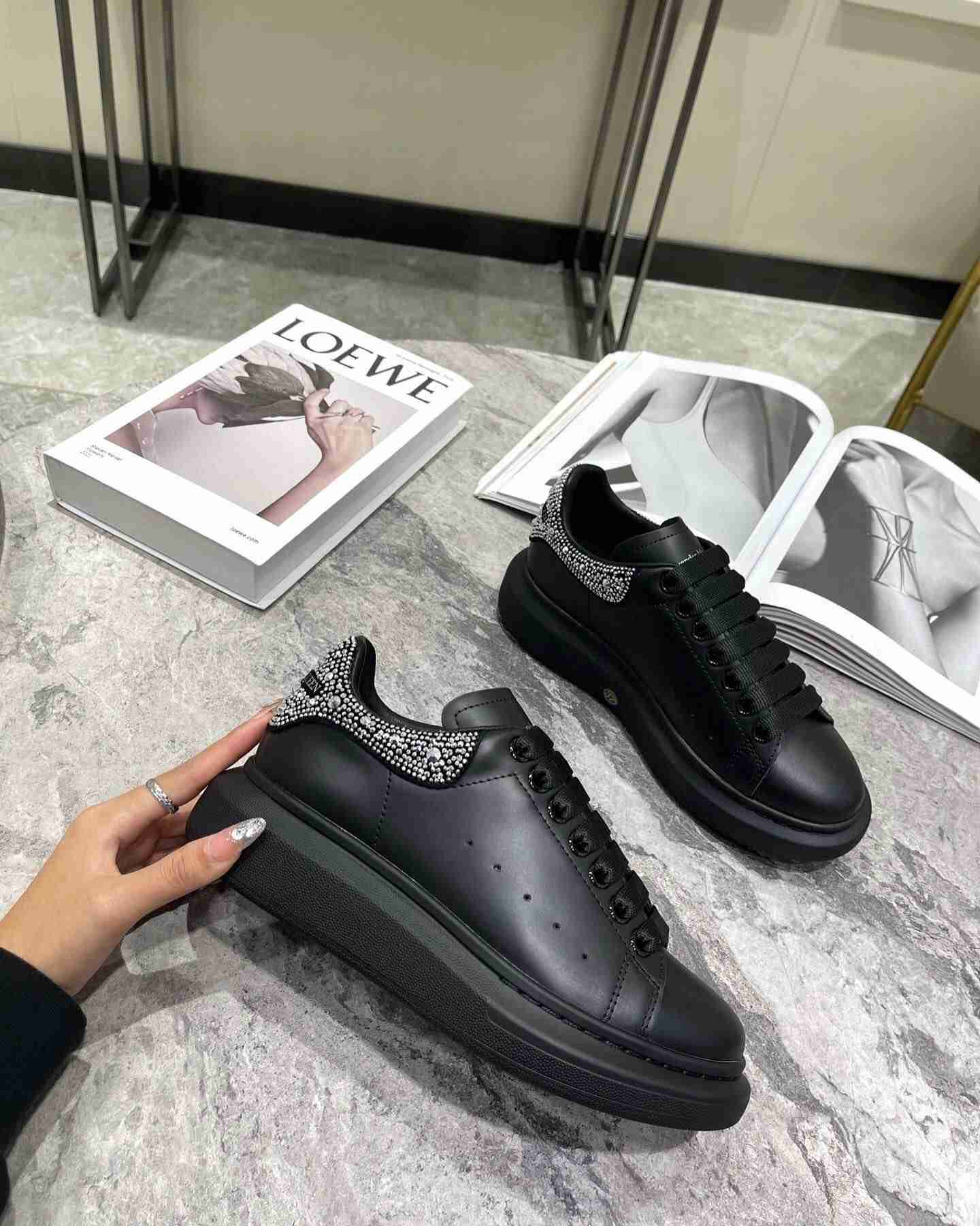 Alexander McQueen AM0060
