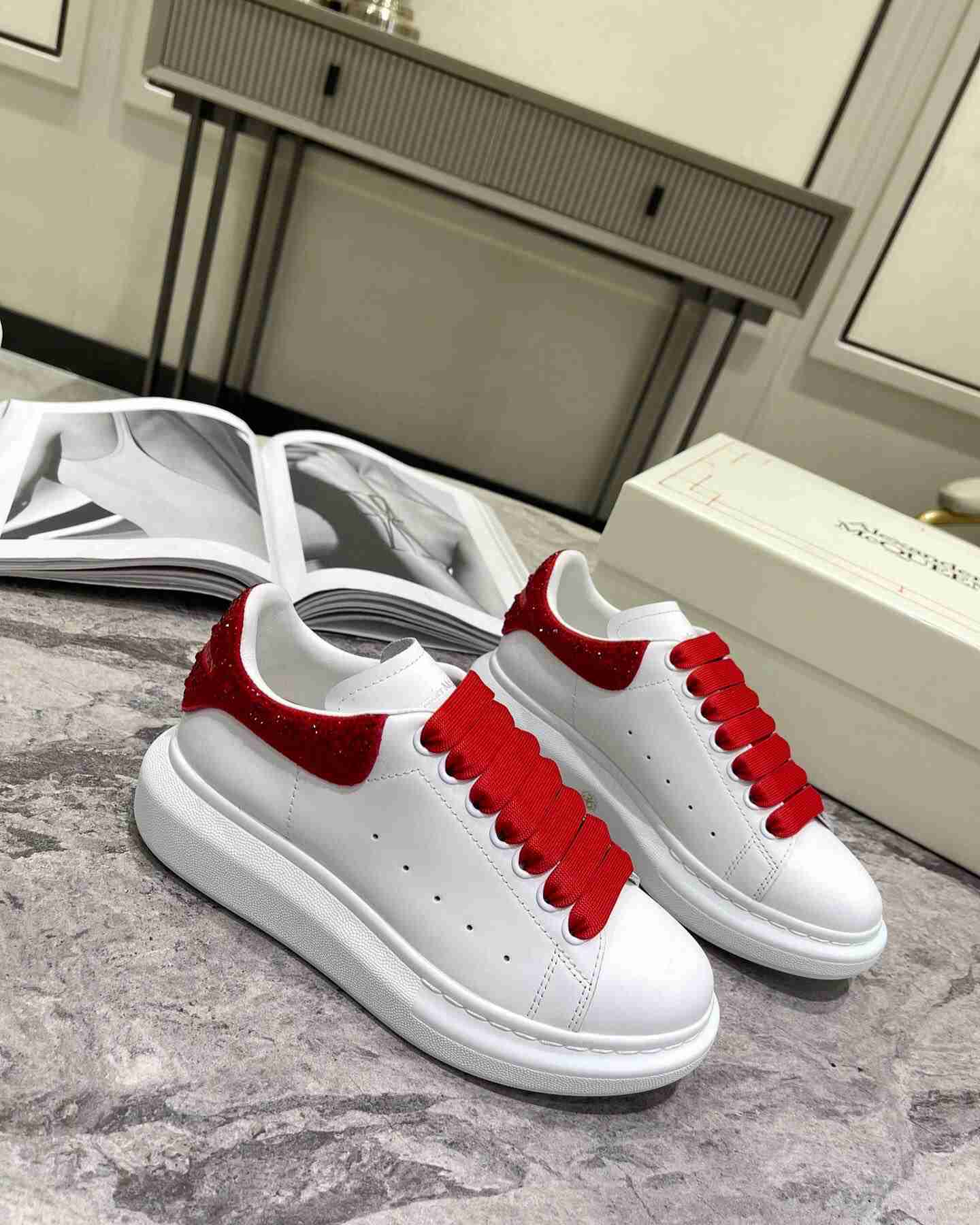 Alexander McQueen AM0061