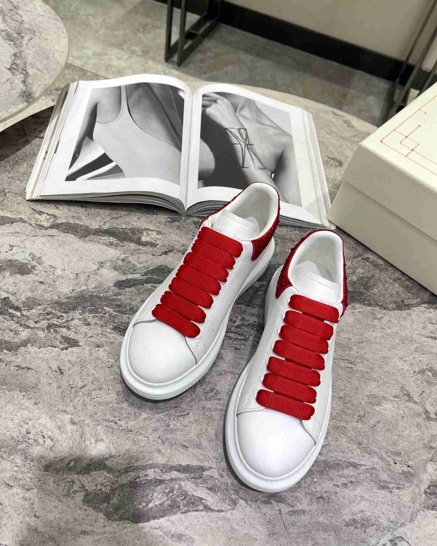 Alexander McQueen AM0061