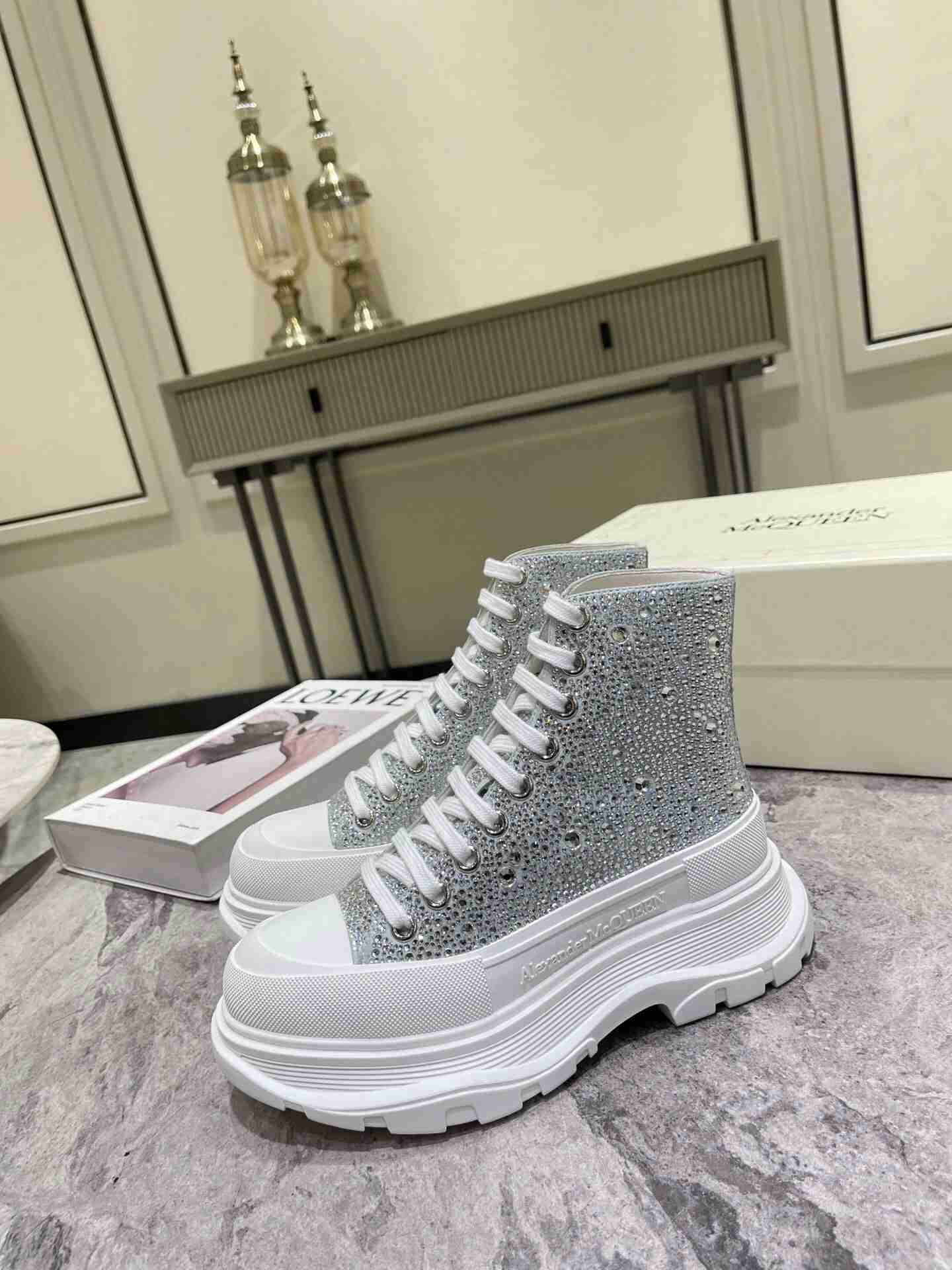 Alexander McQueen AM0062