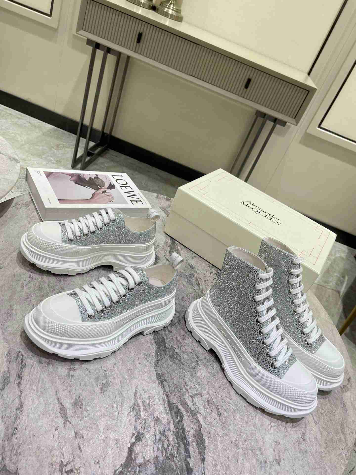 Alexander McQueen AM0062