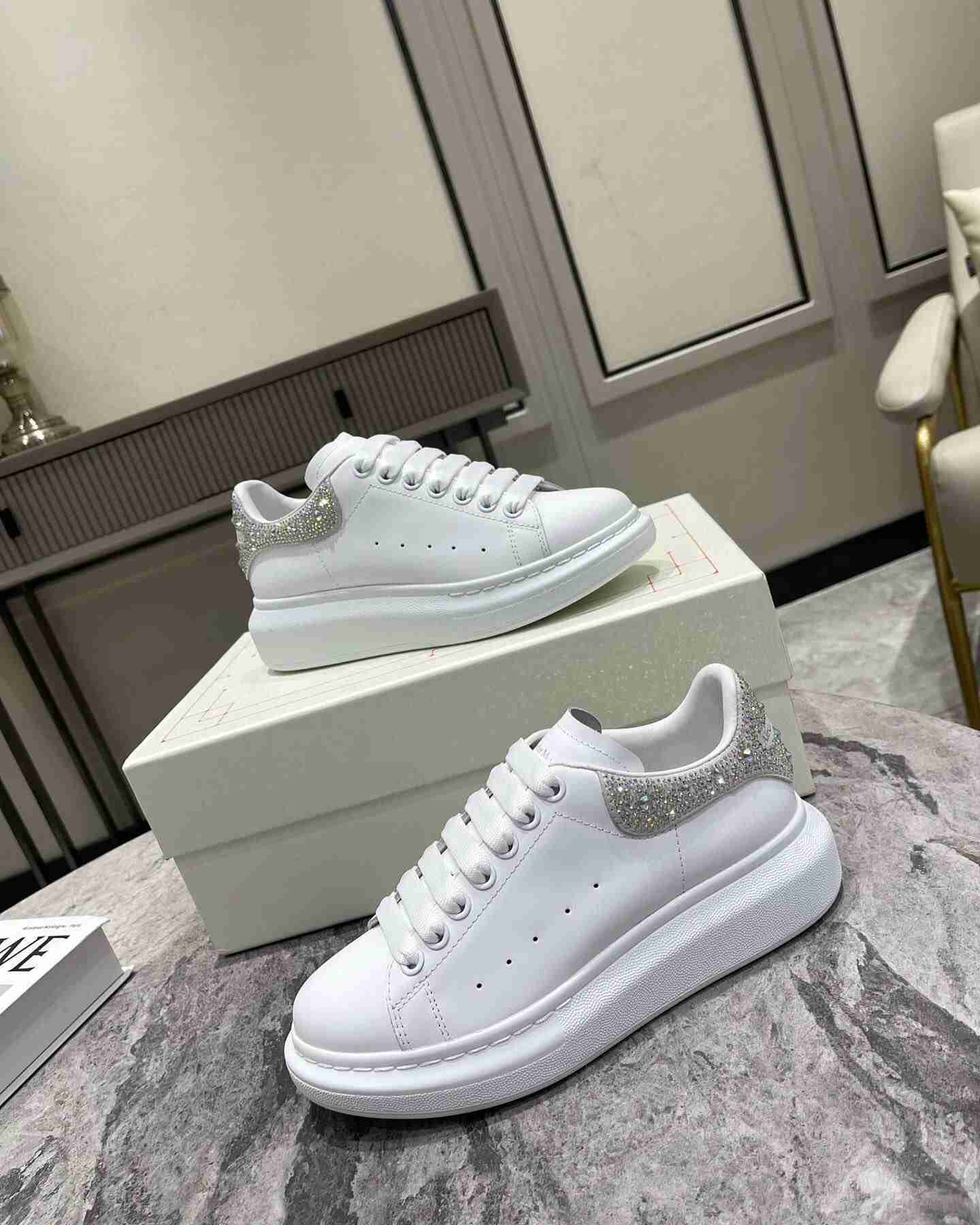 Alexander McQueen AM0063
