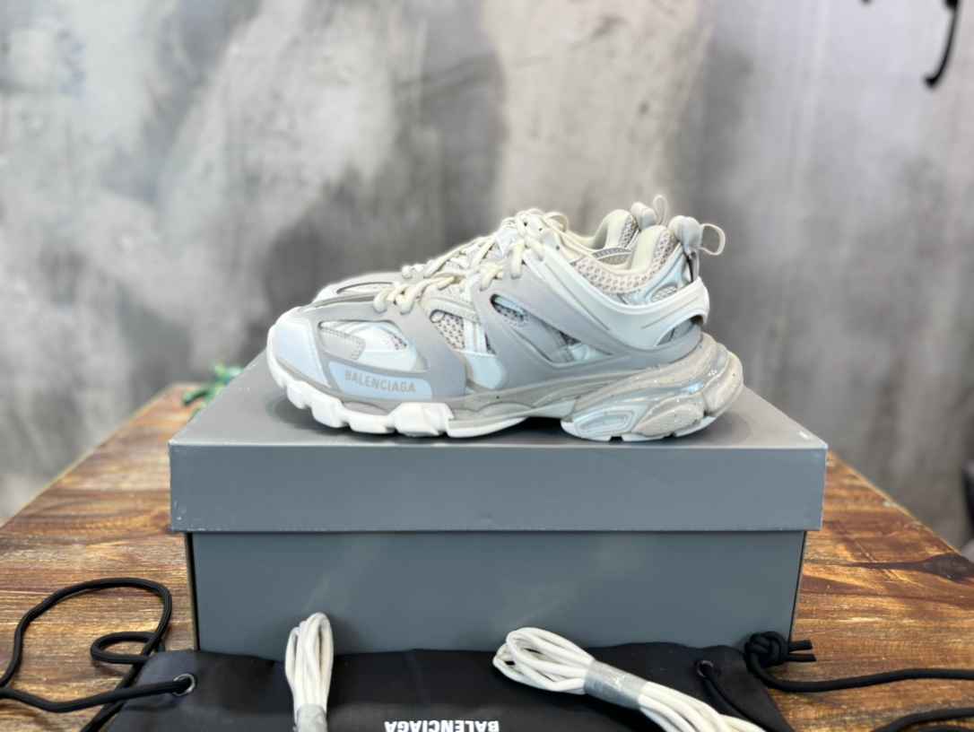 BALENCIAGA BL0136
