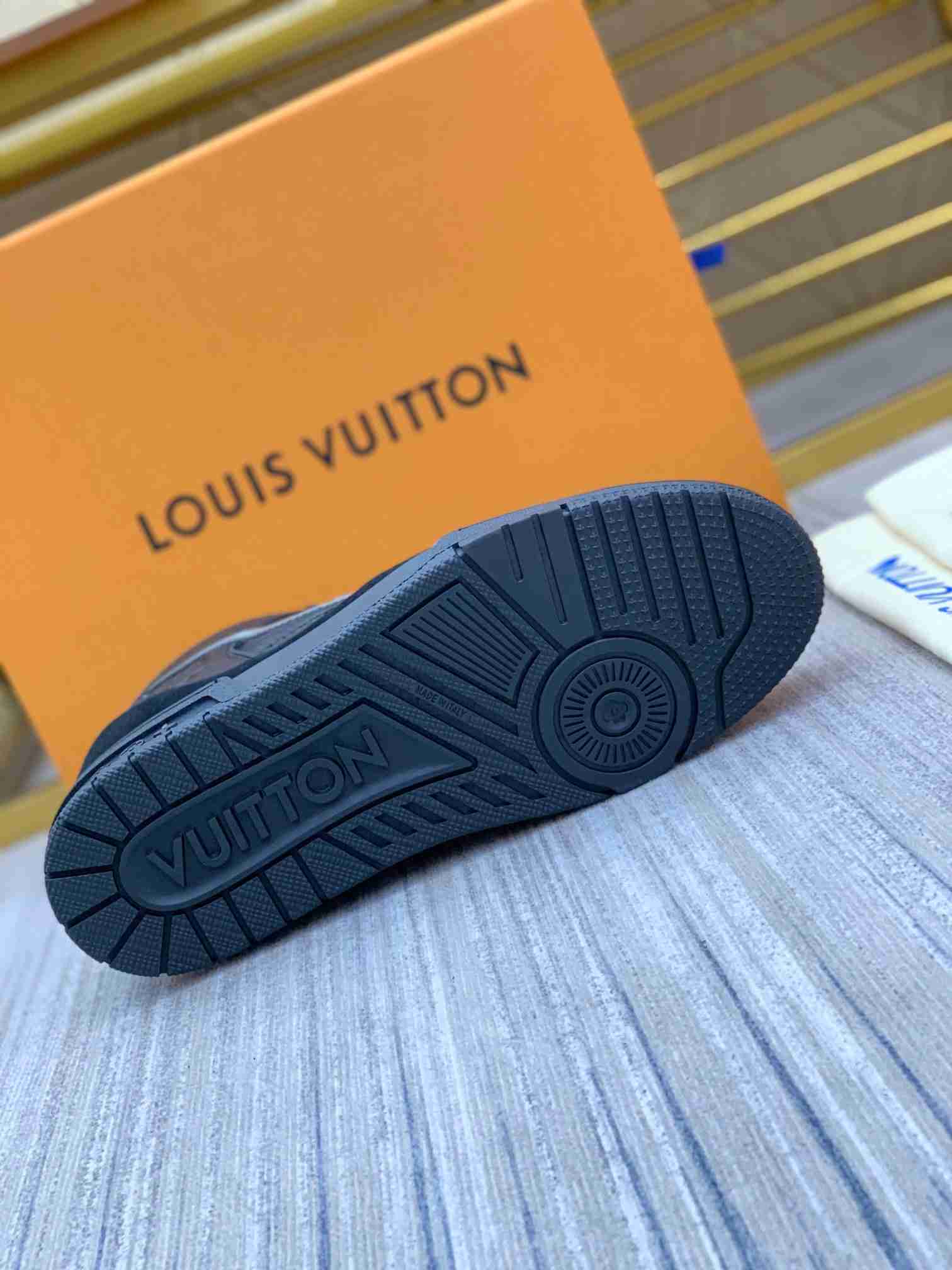 LV  sneakers LU0249