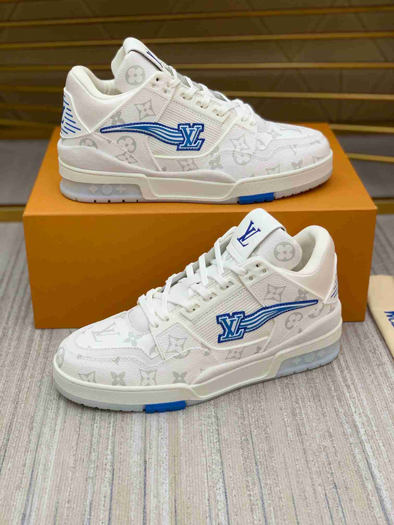 LV  sneakers LU0250