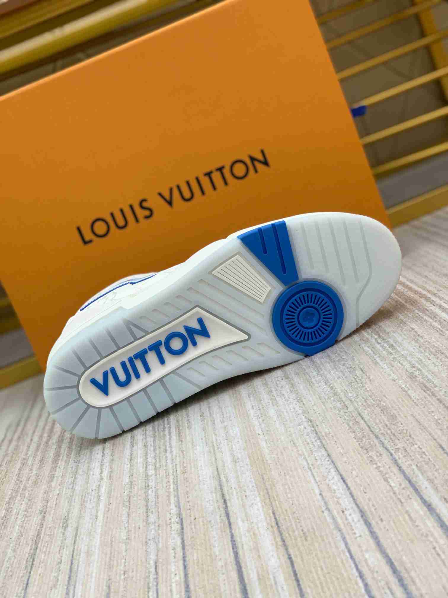LV  sneakers LU0250
