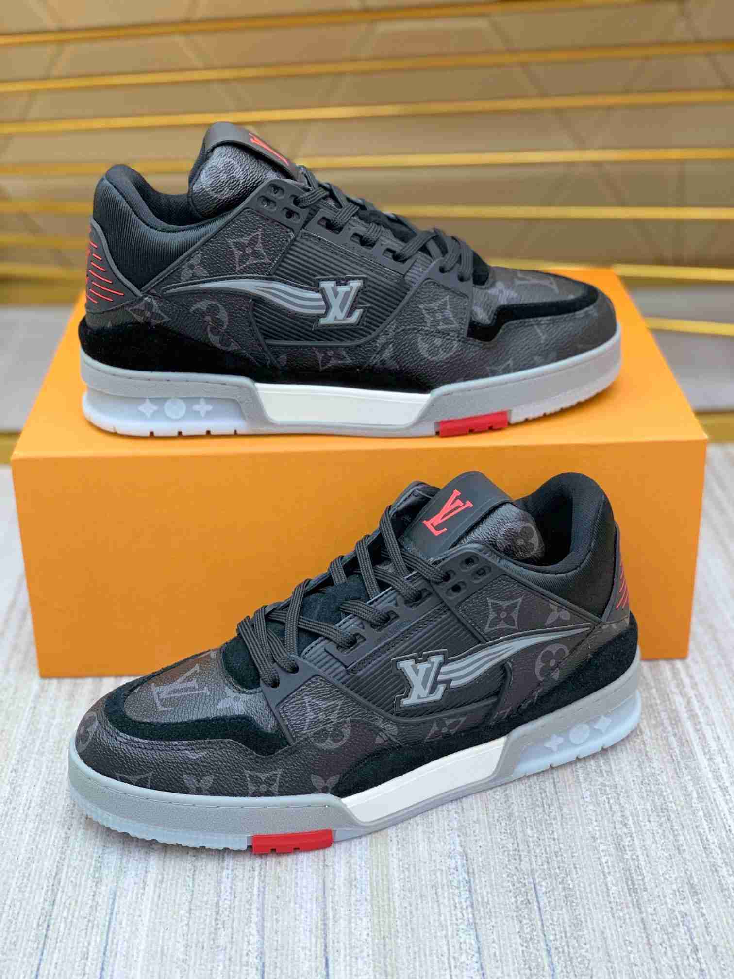 LV  sneakers LU0251