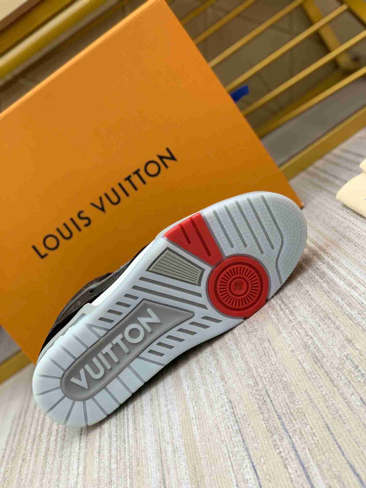 LV  sneakers LU0251