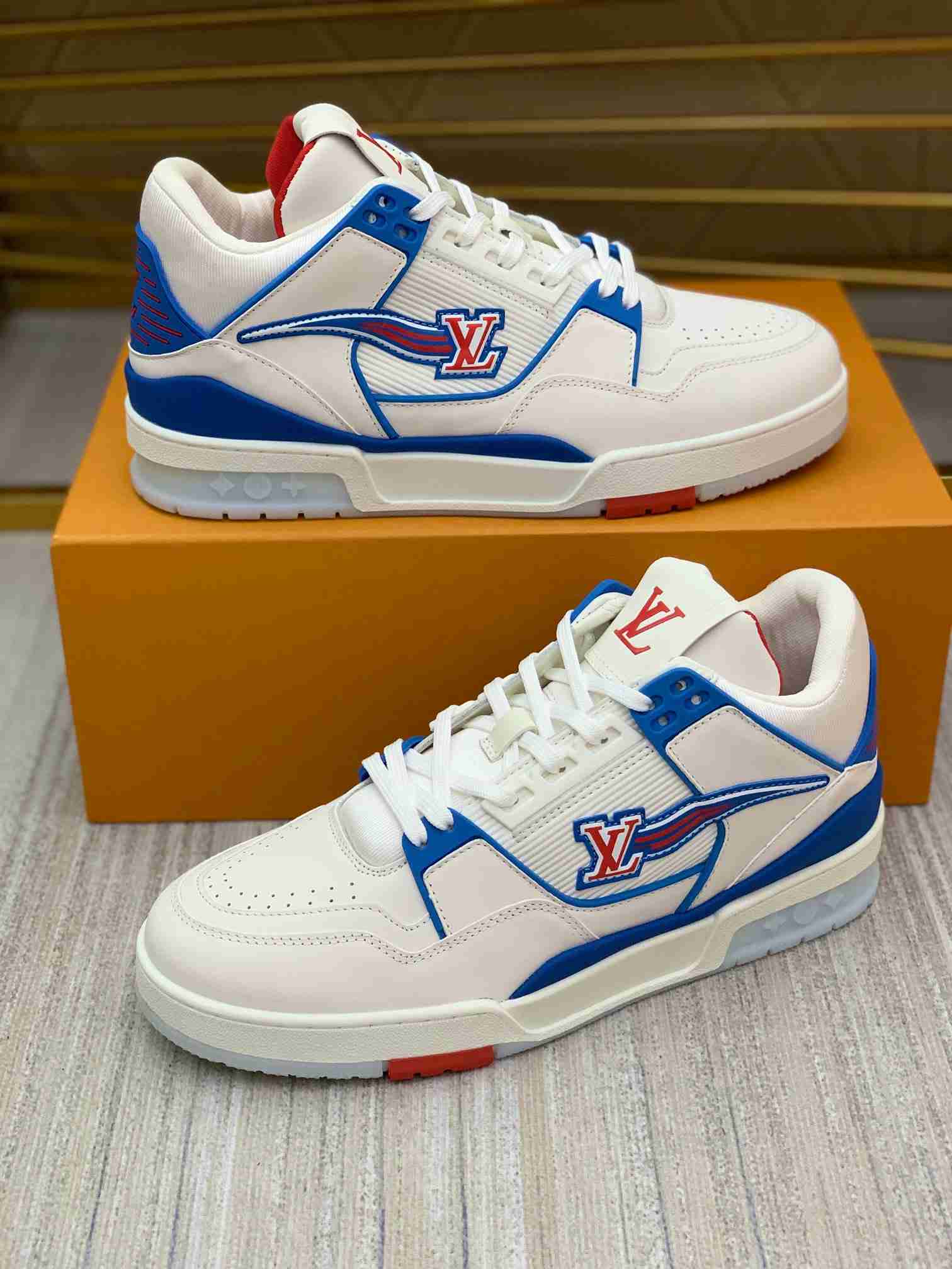 LV  sneakers LU0252