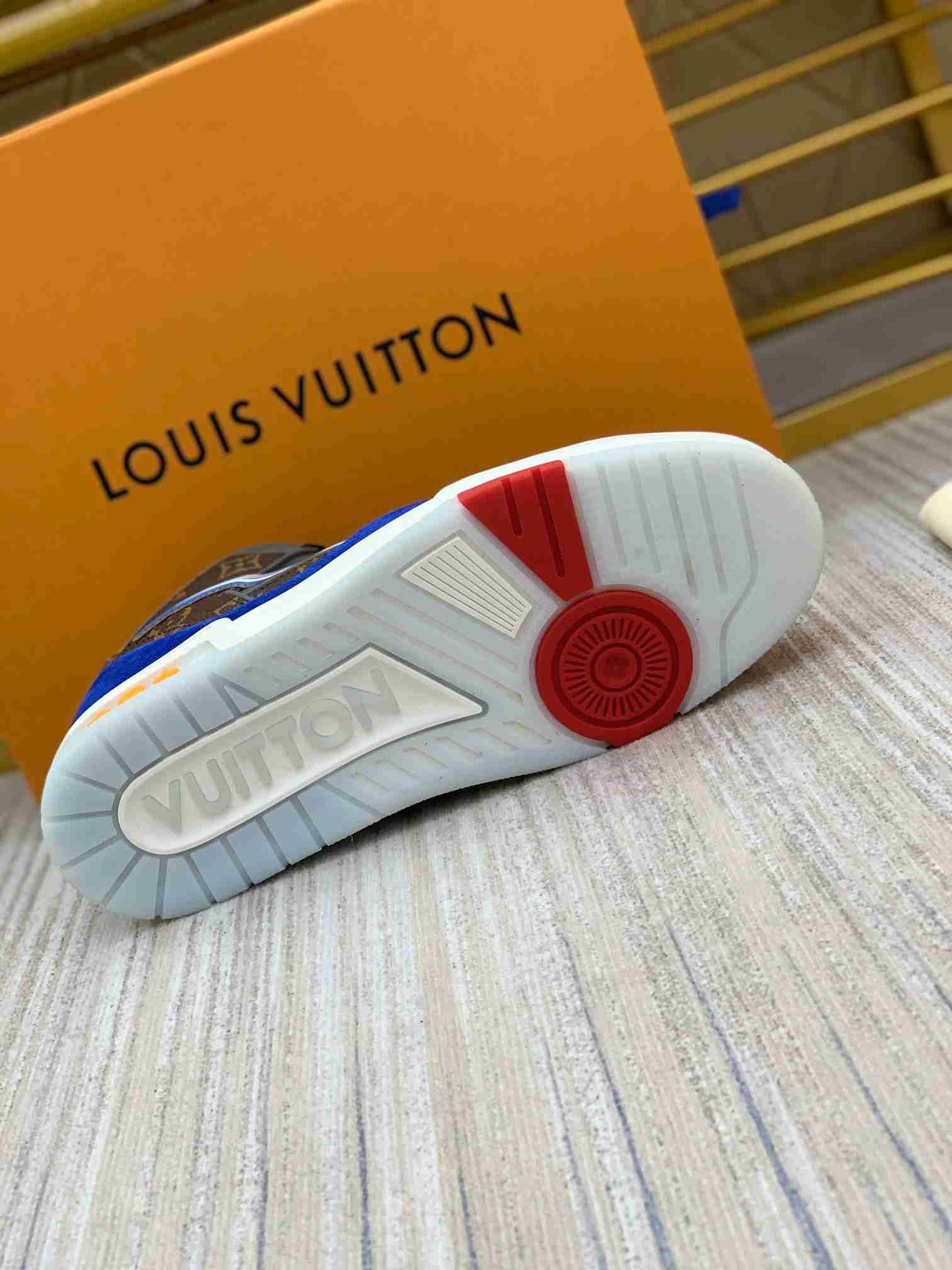 LV  sneakers LU0255
