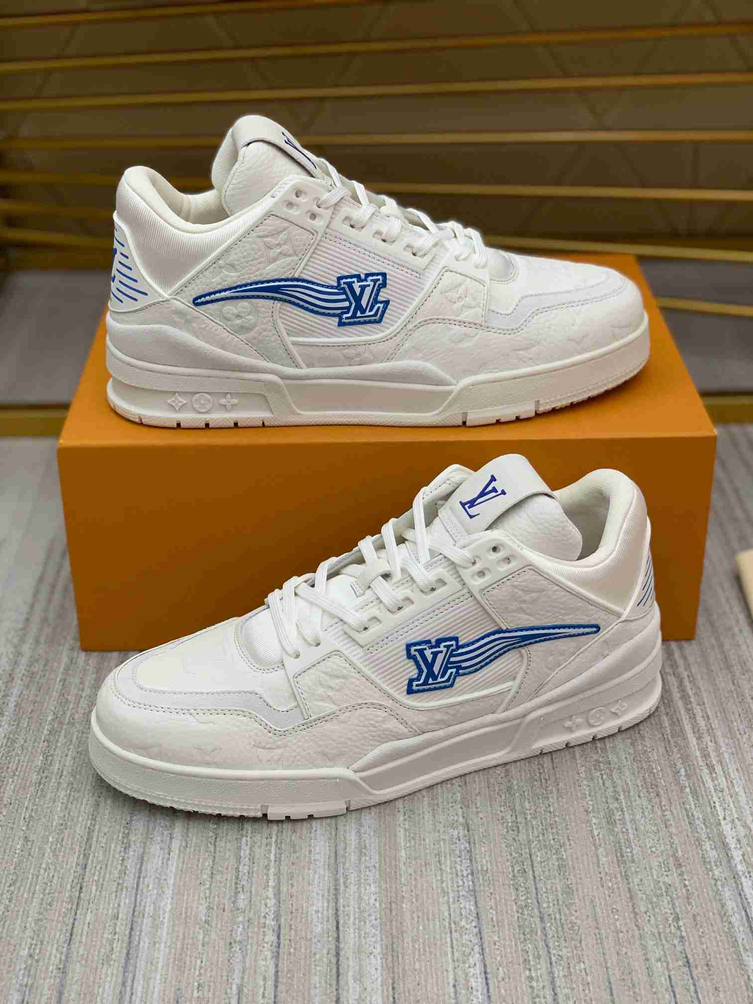 LV  sneakers LU0256