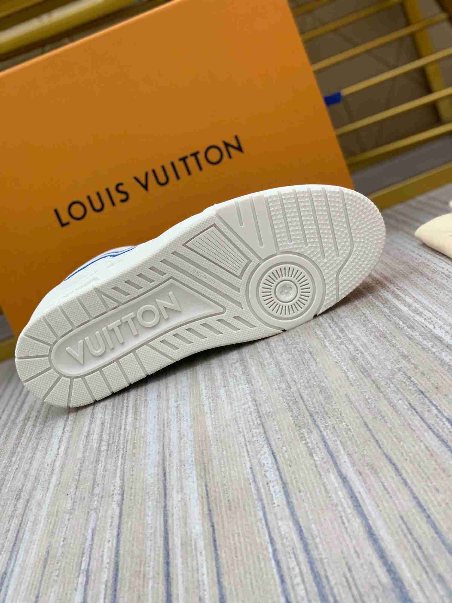 LV  sneakers LU0256