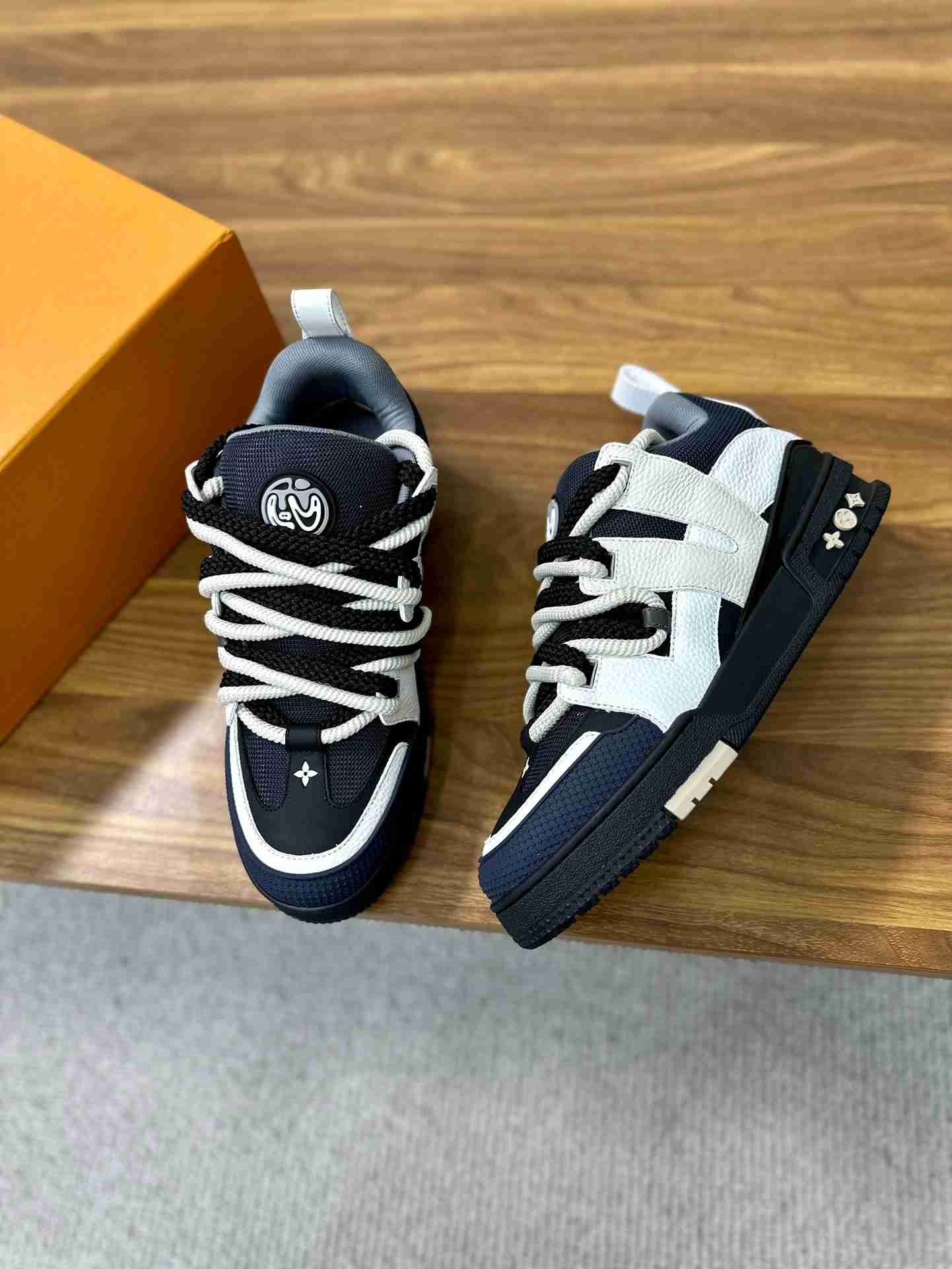 LV    sneakers LU0357