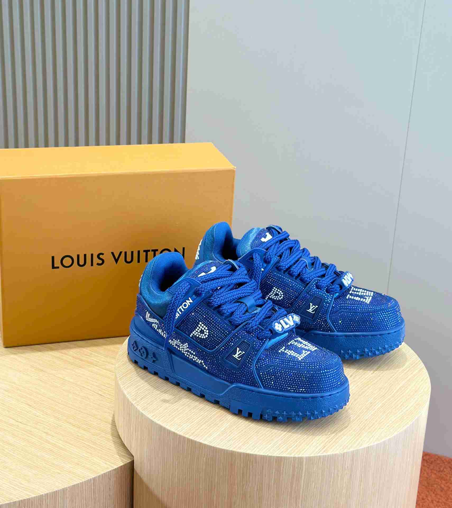 LV    sneakers LU0417