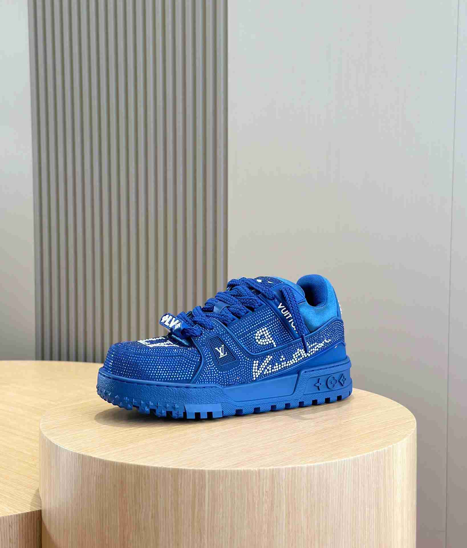 LV    sneakers LU0417