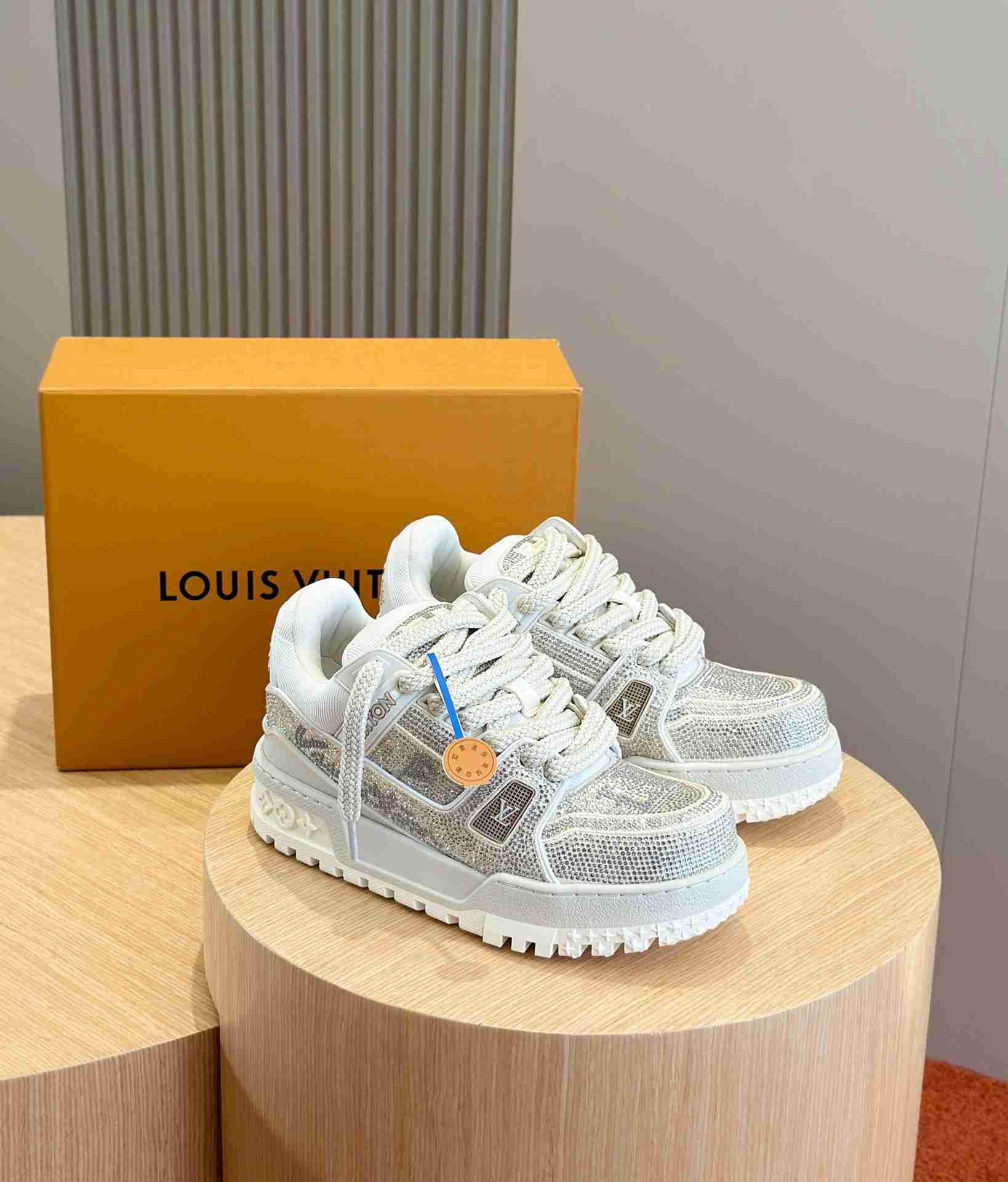 LV    sneakers LU0418