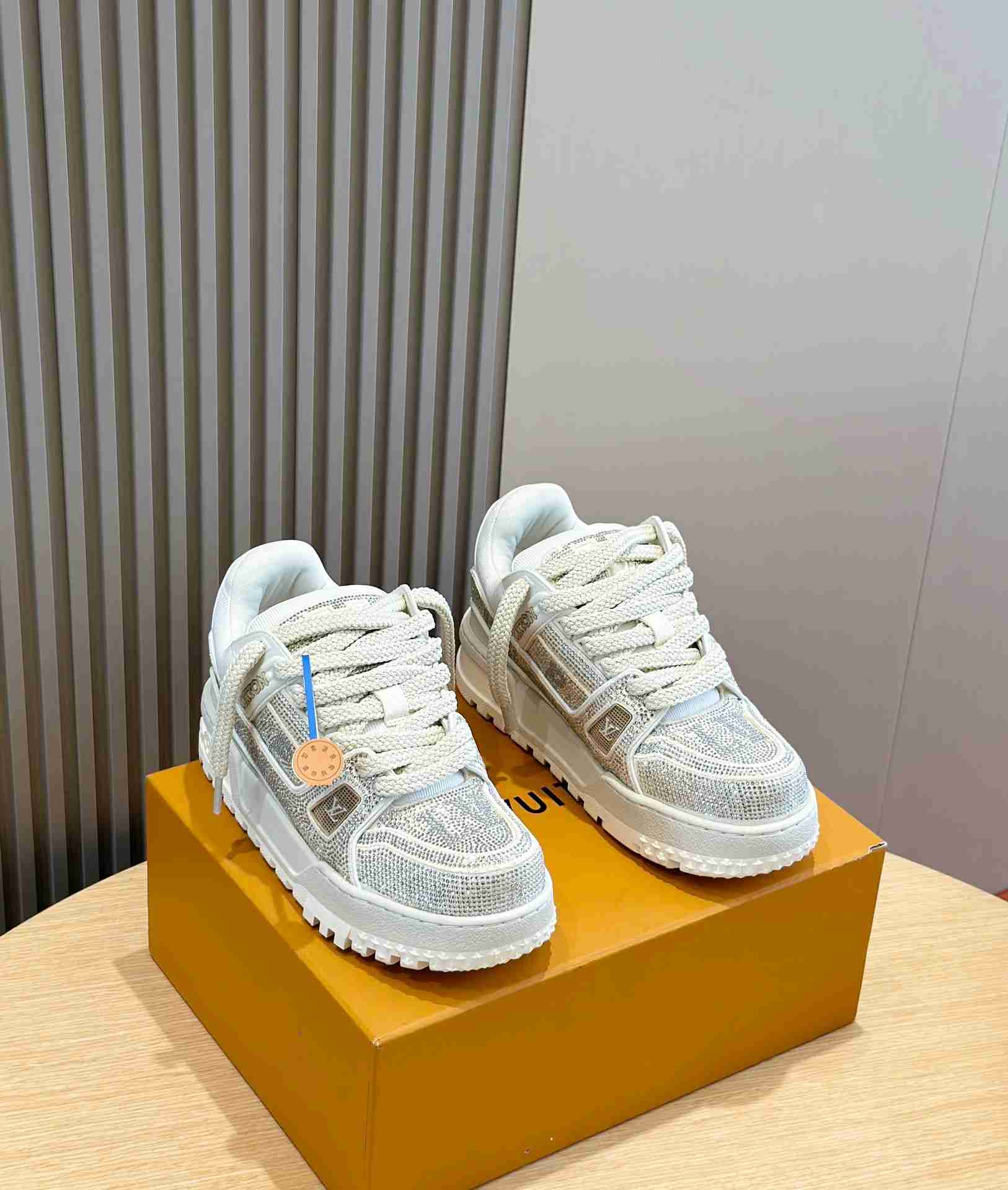 LV    sneakers LU0418