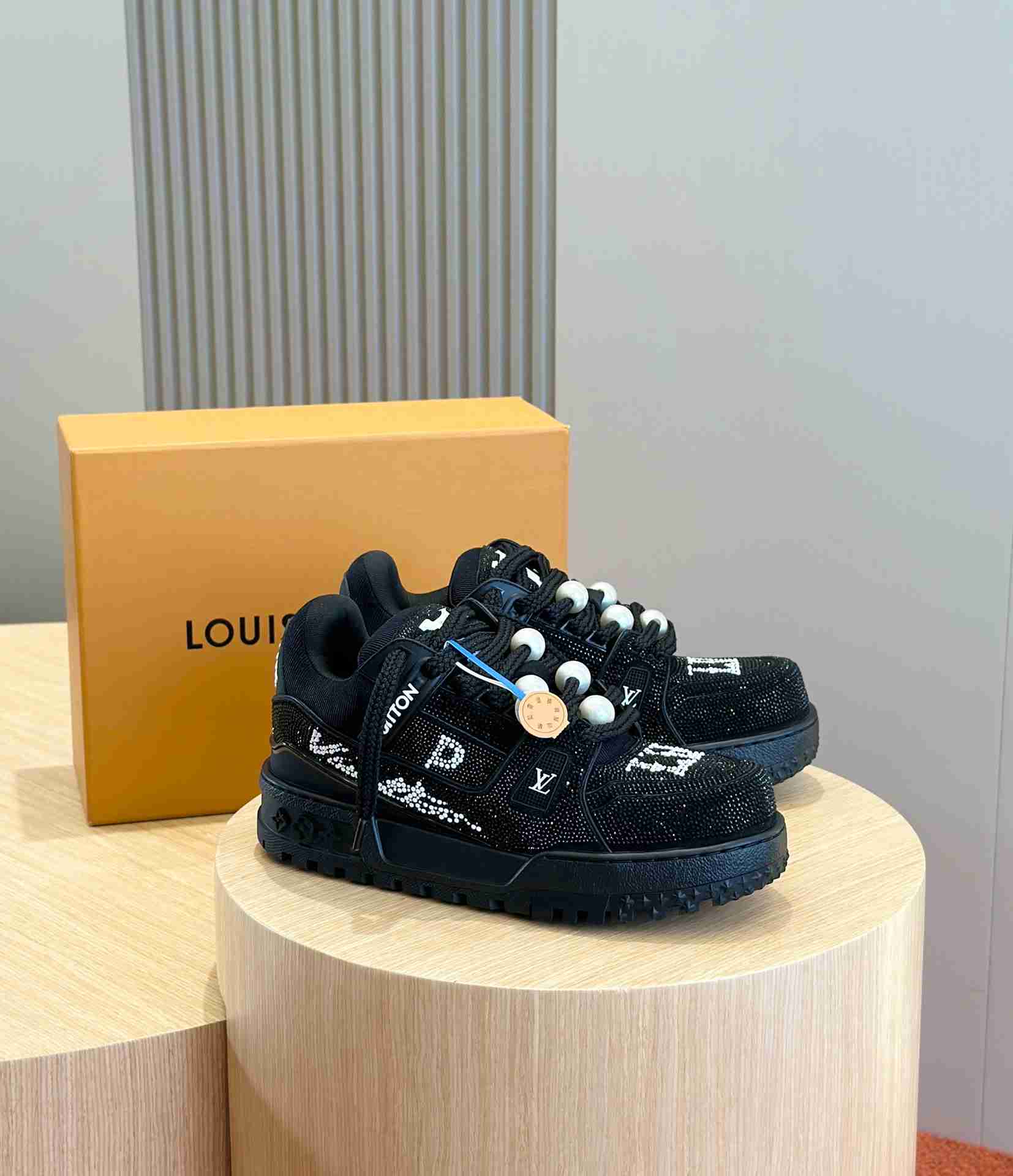 LV    sneakers LU0419