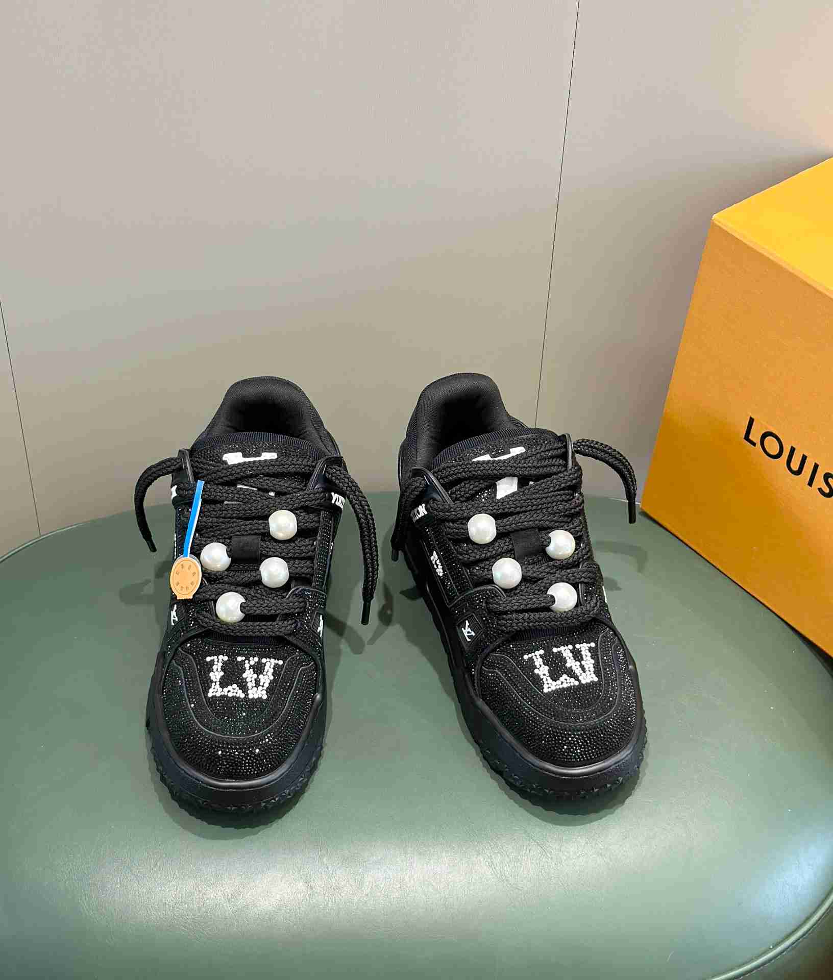 LV    sneakers LU0419