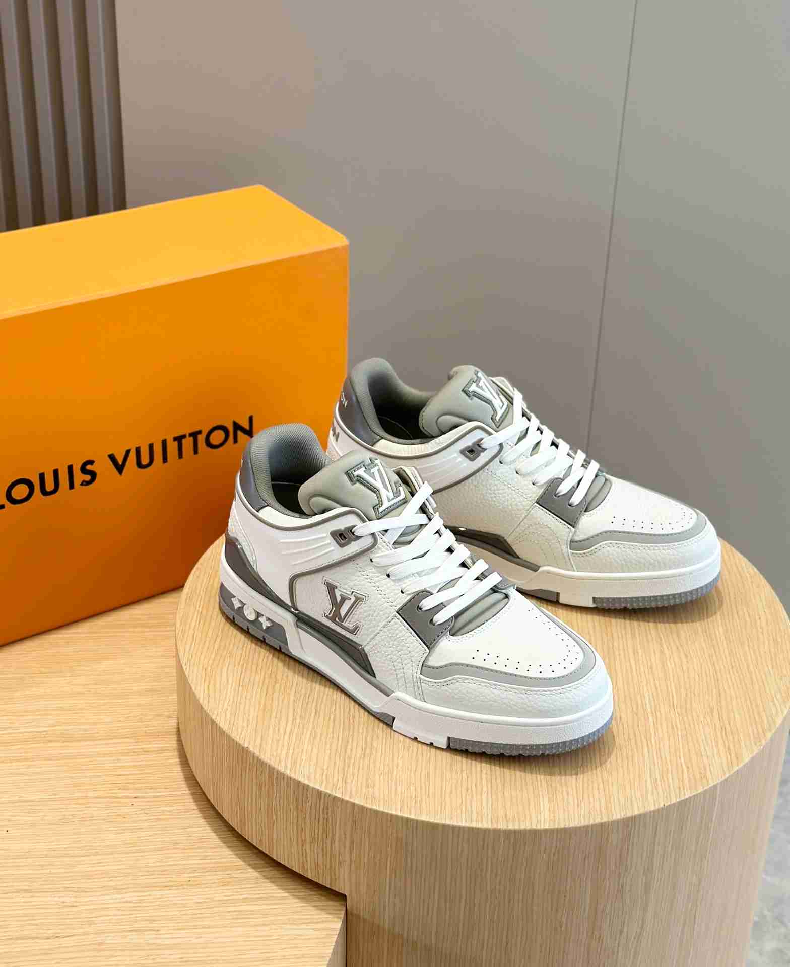 LV    sneakers LU0430
