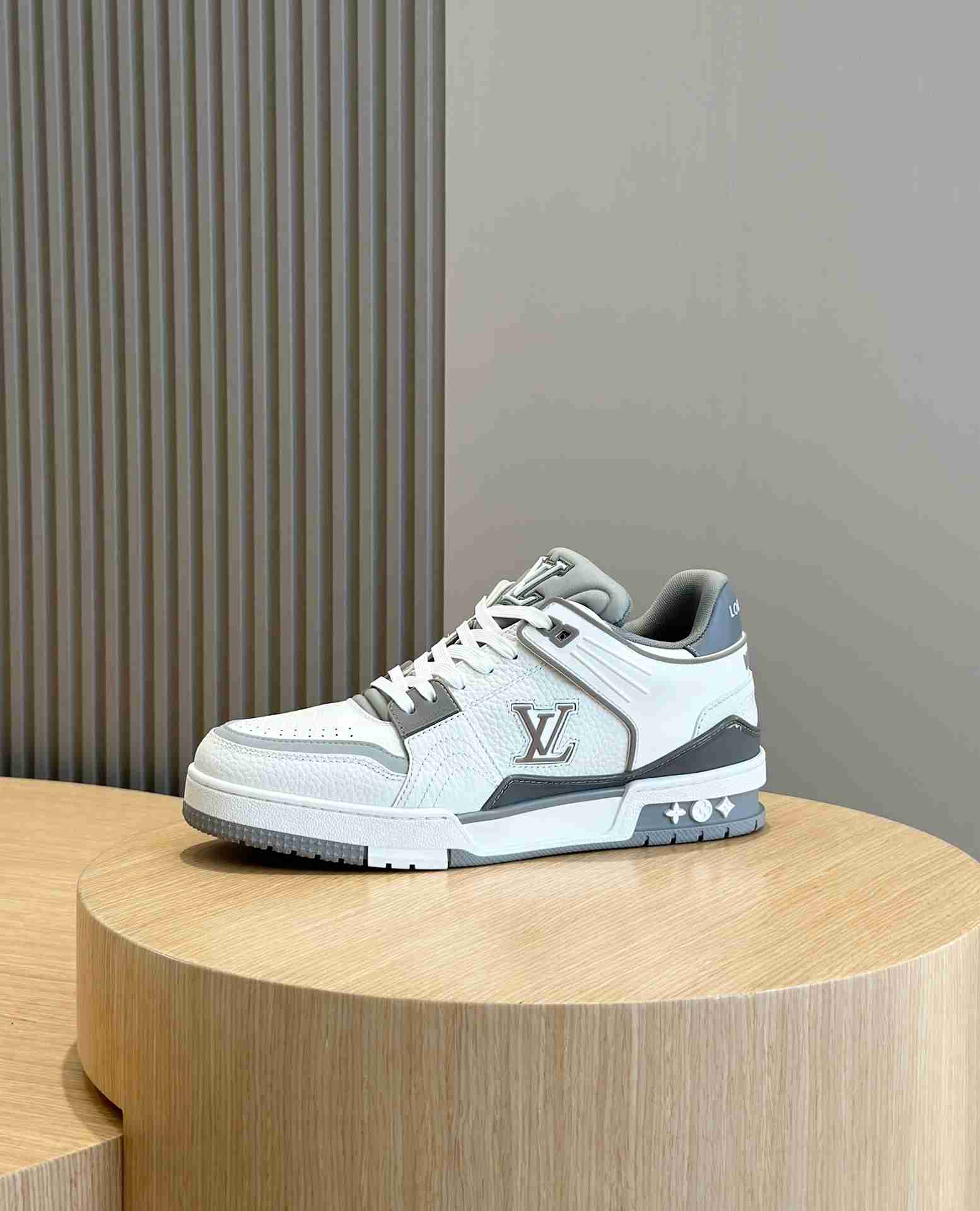 LV    sneakers LU0430
