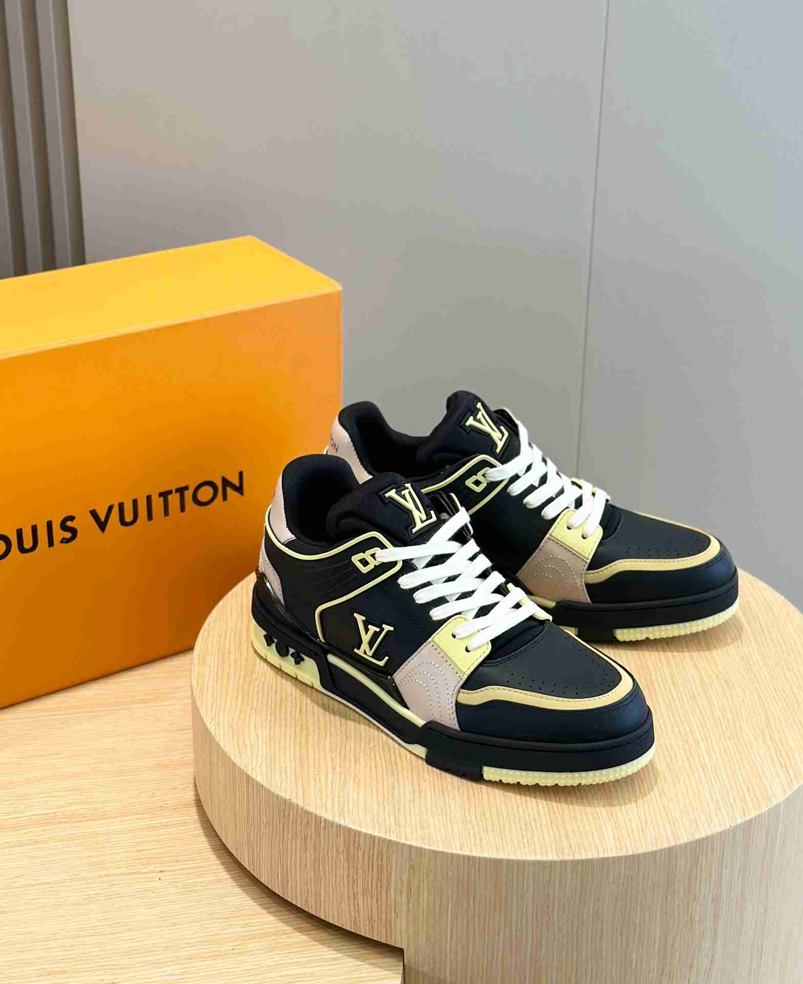 LV    sneakers LU0431