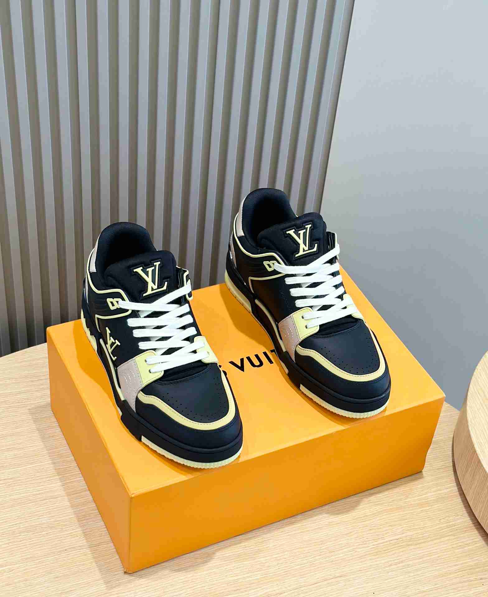 LV    sneakers LU0431