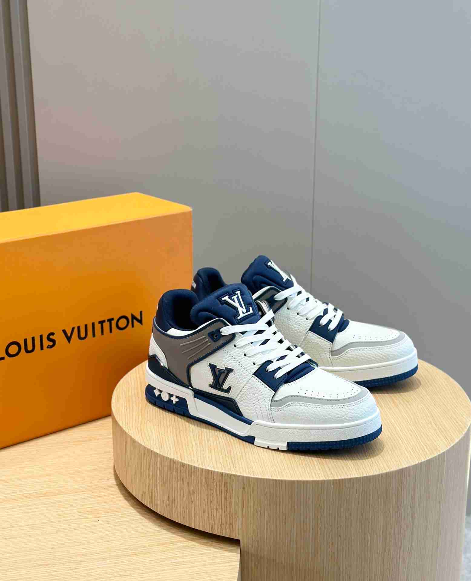 LV    sneakers LU0433