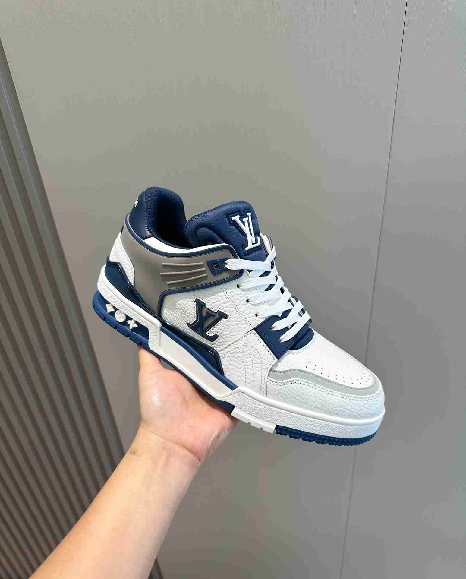 LV    sneakers LU0433