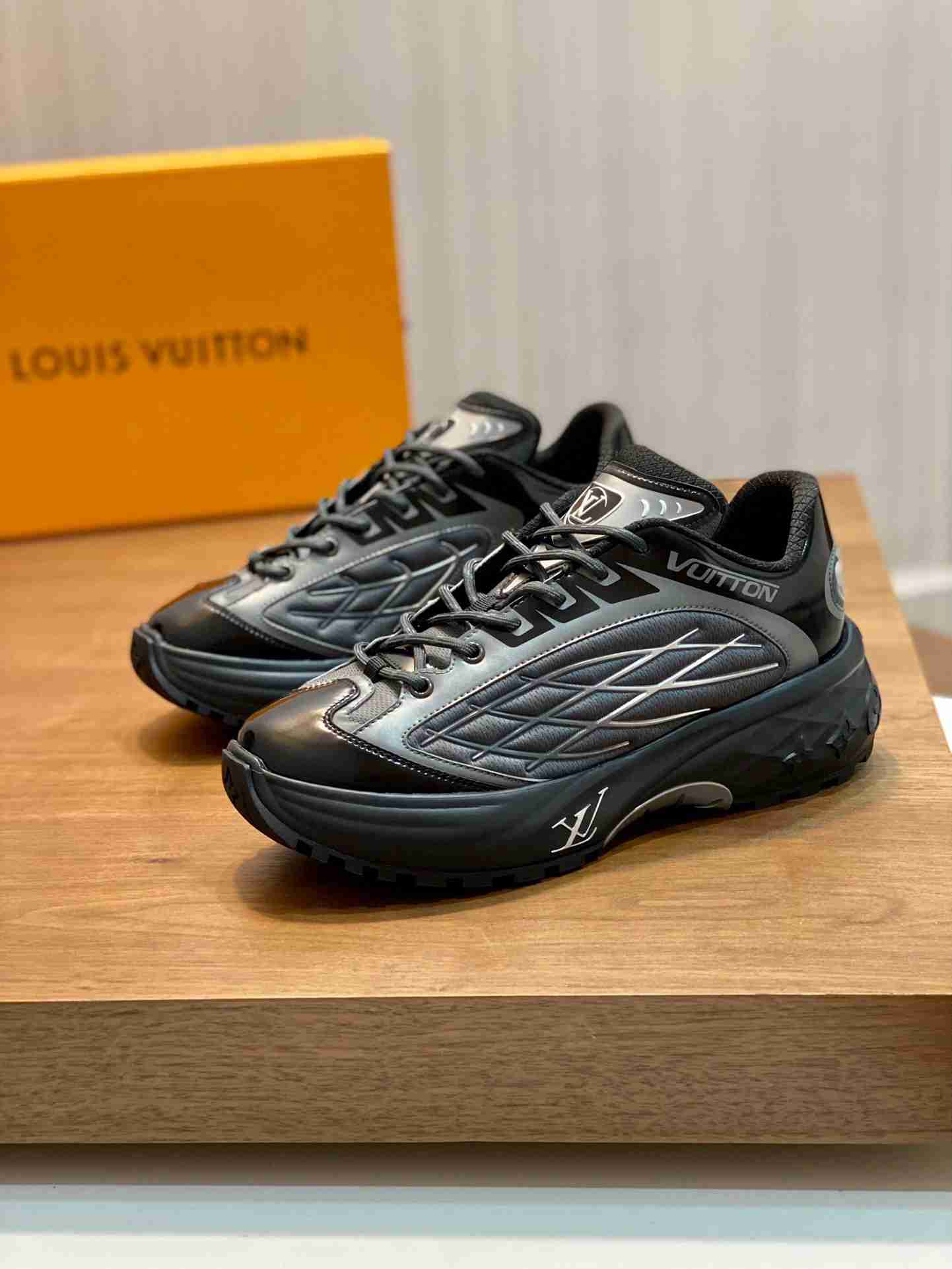LV    sneakers LU0435