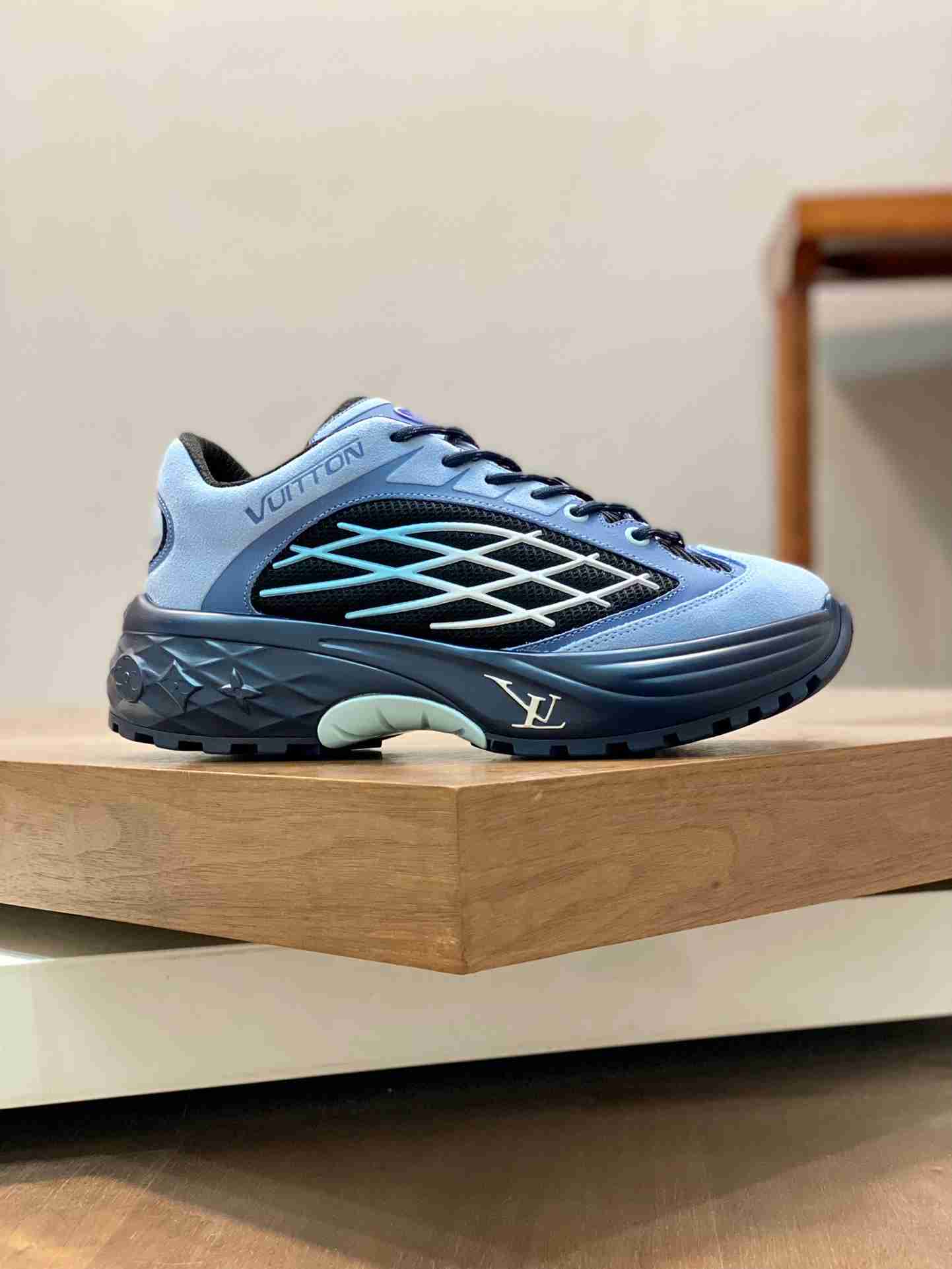 LV    sneakers LU0437