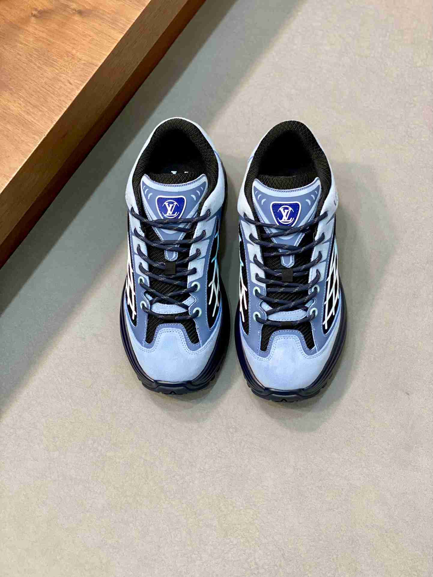 LV    sneakers LU0437