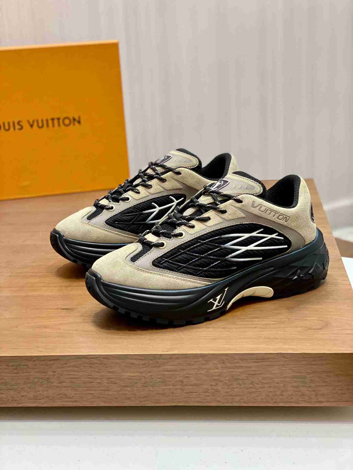 LV    sneakers LU0438