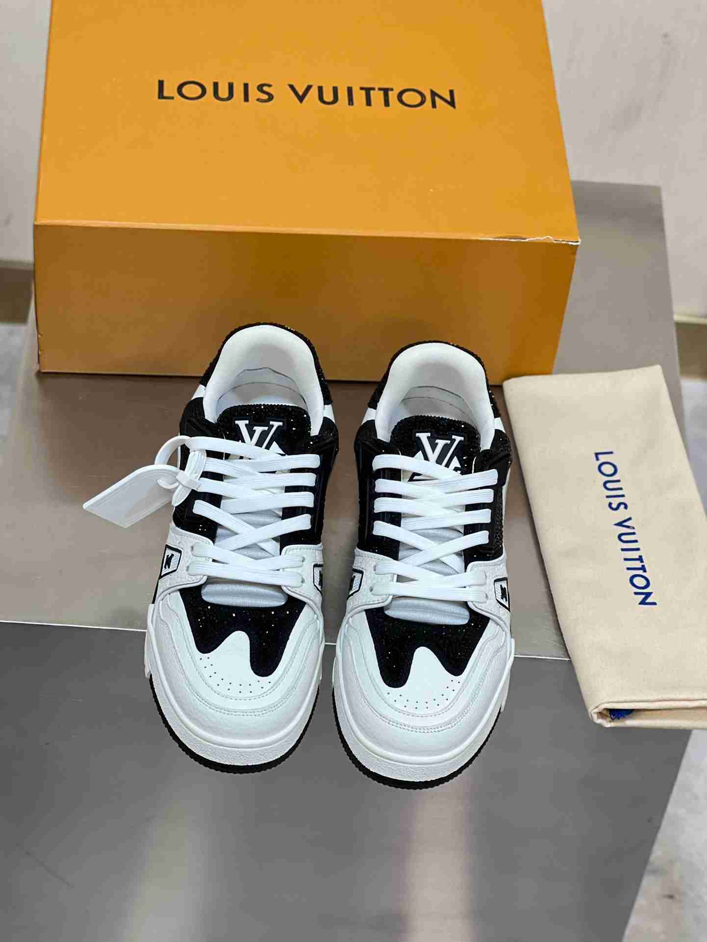 LV    sneakers LU0439