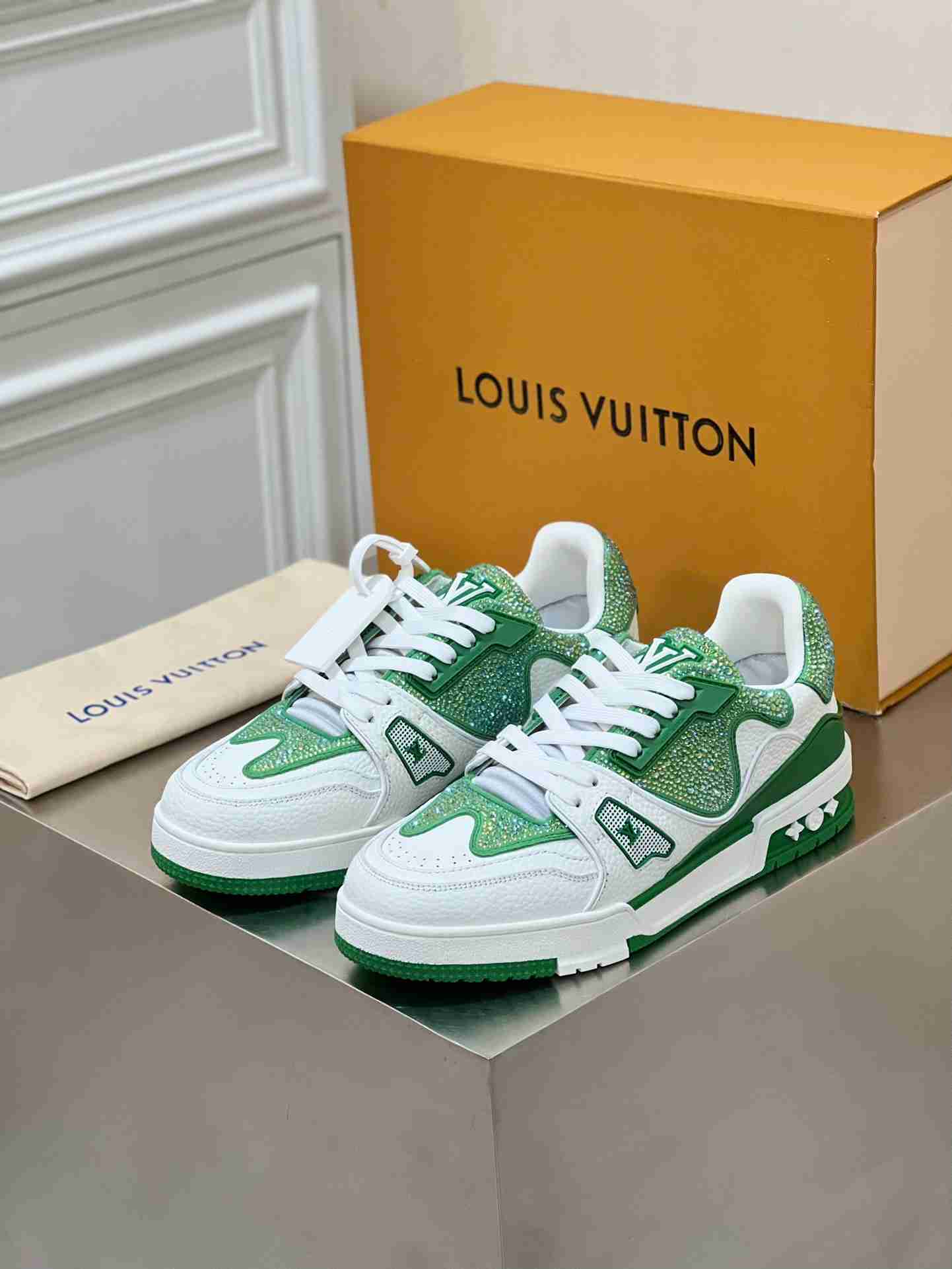 LV    sneakers LU0440