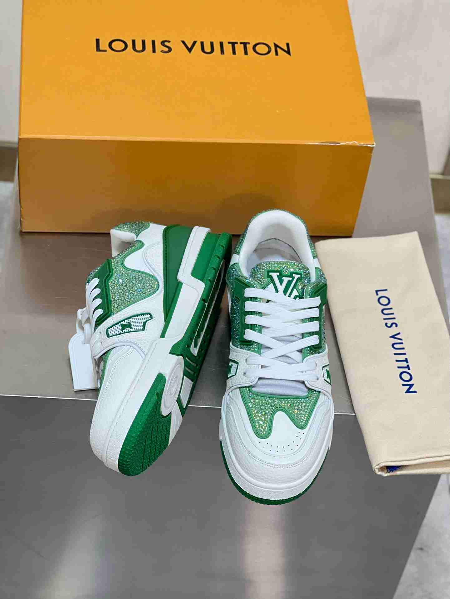 LV    sneakers LU0440