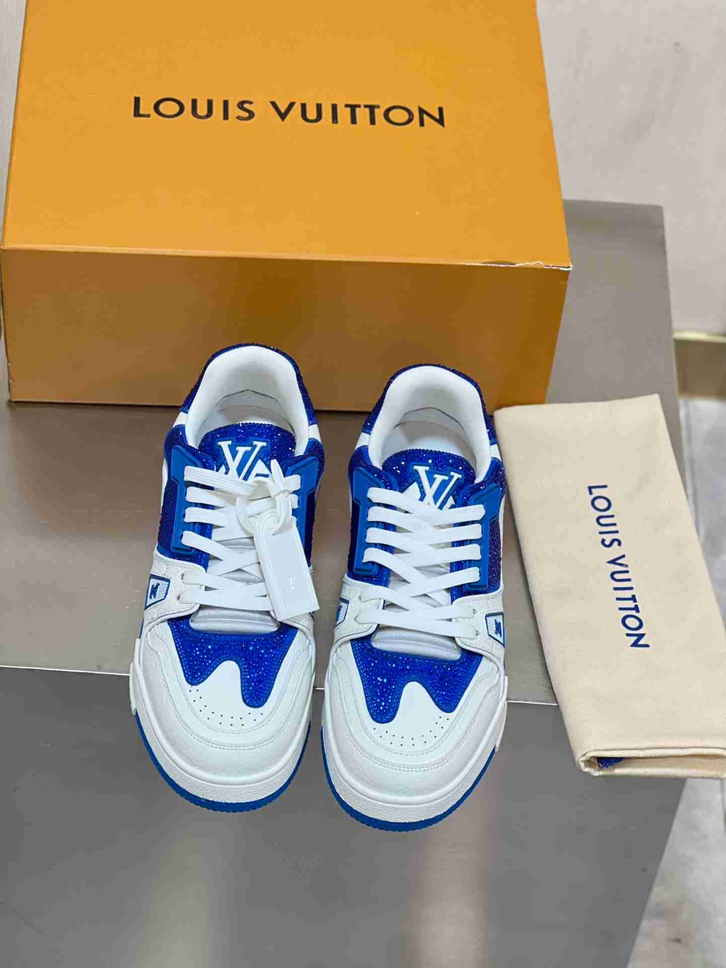 LV    sneakers LU0441