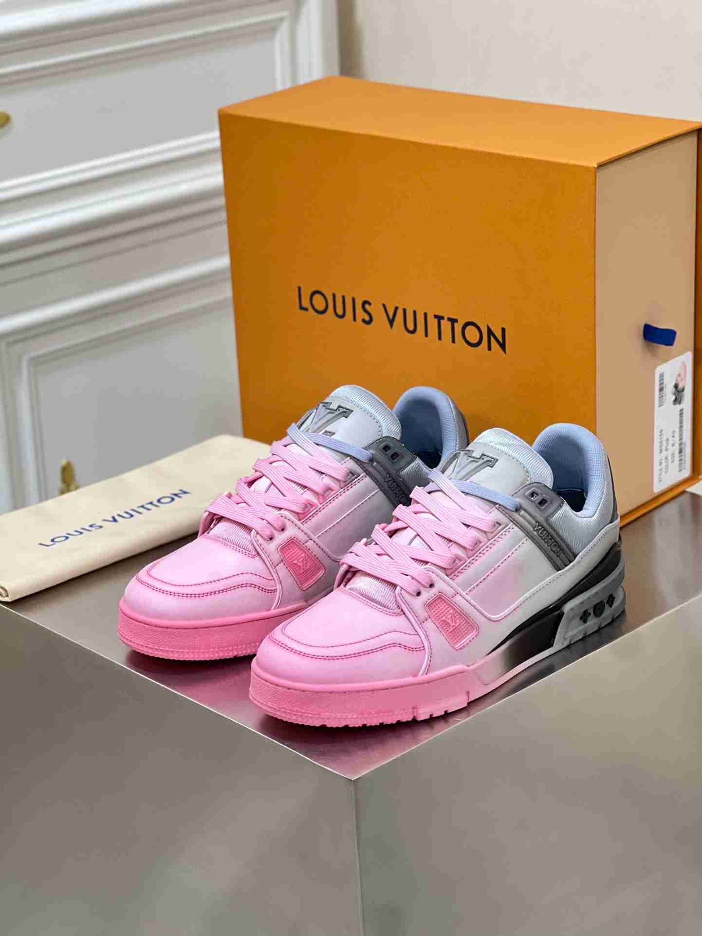 LV    sneakers LU0442