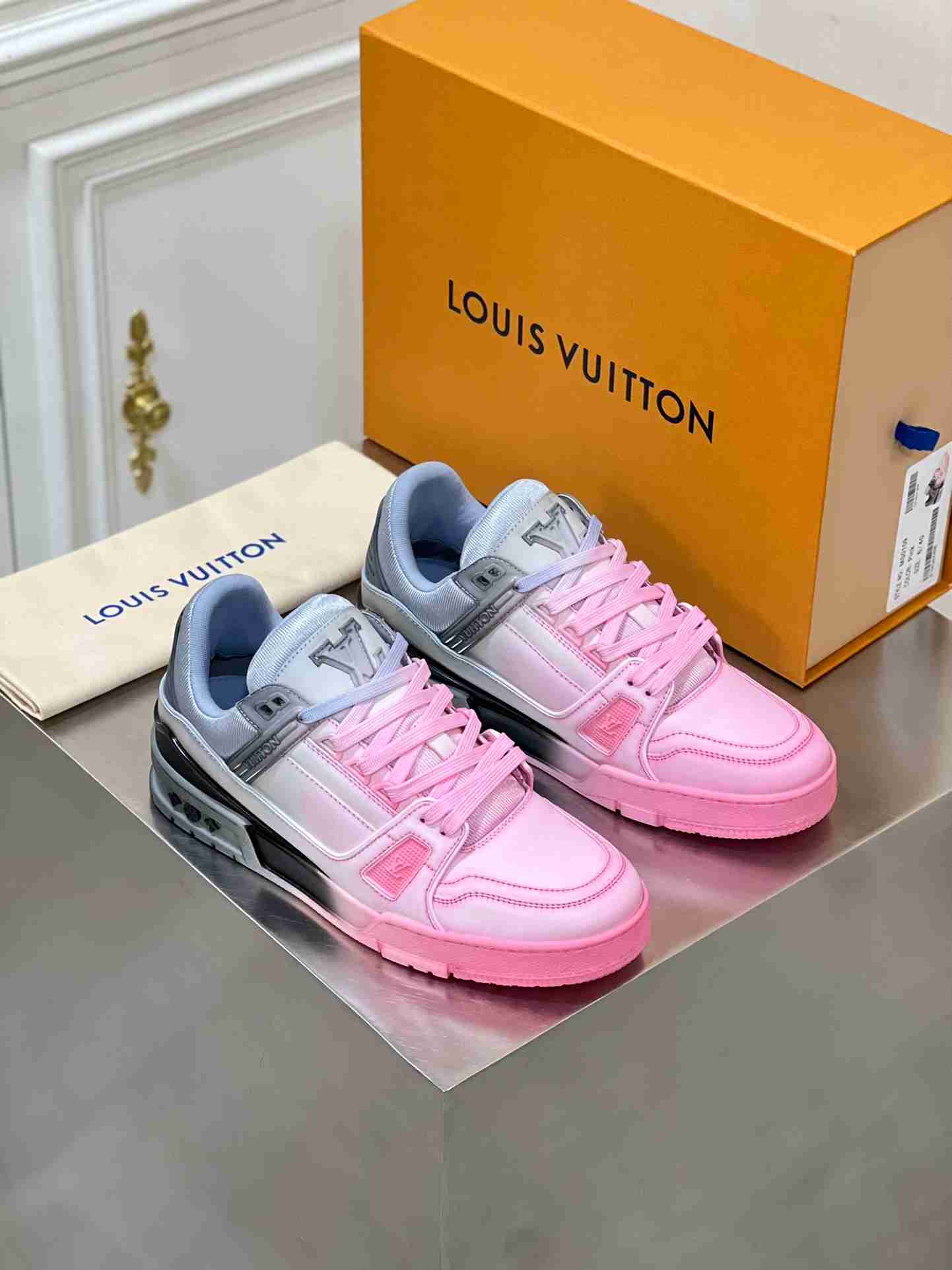 LV    sneakers LU0442