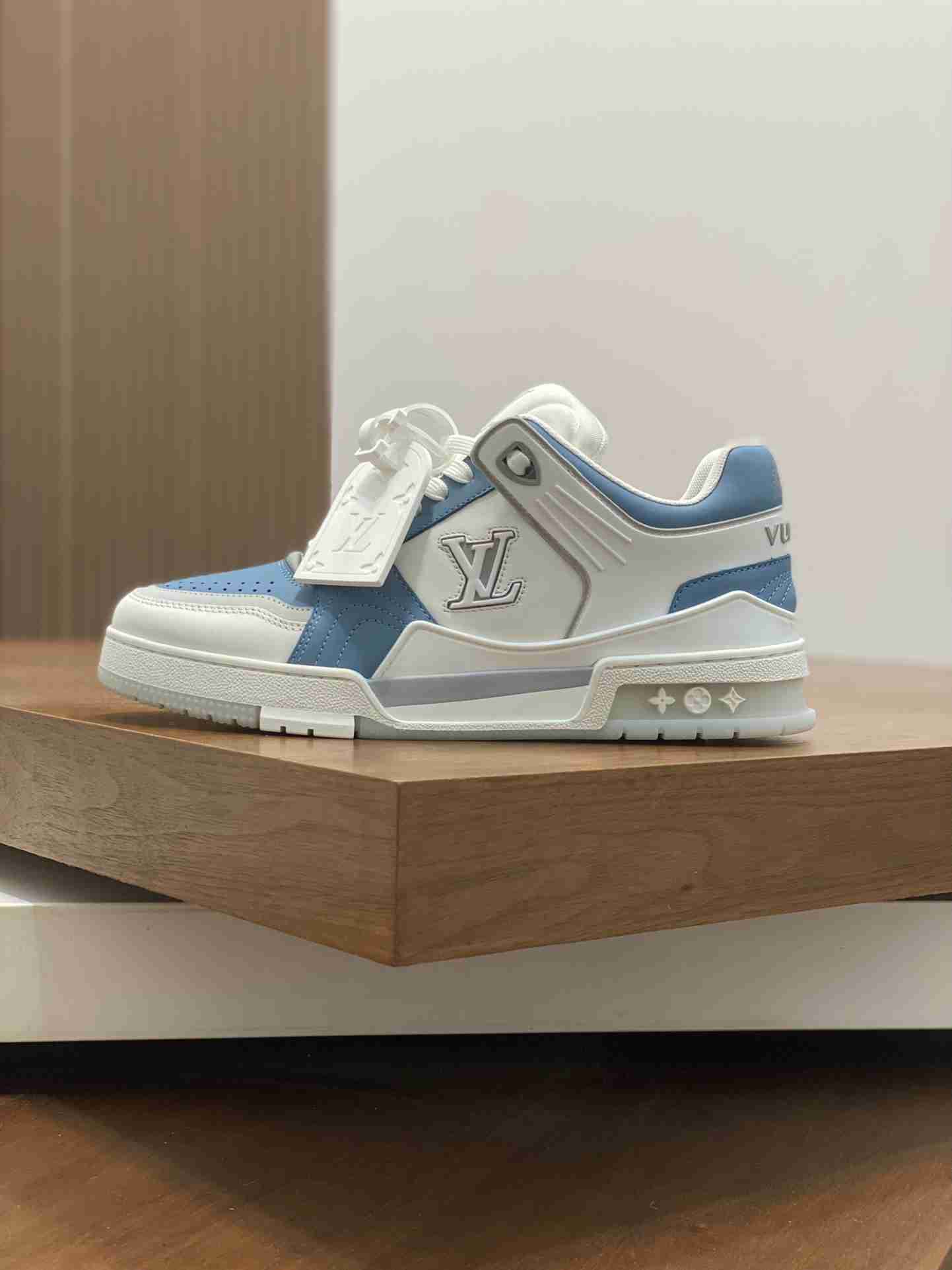 LV    sneakers LU0443