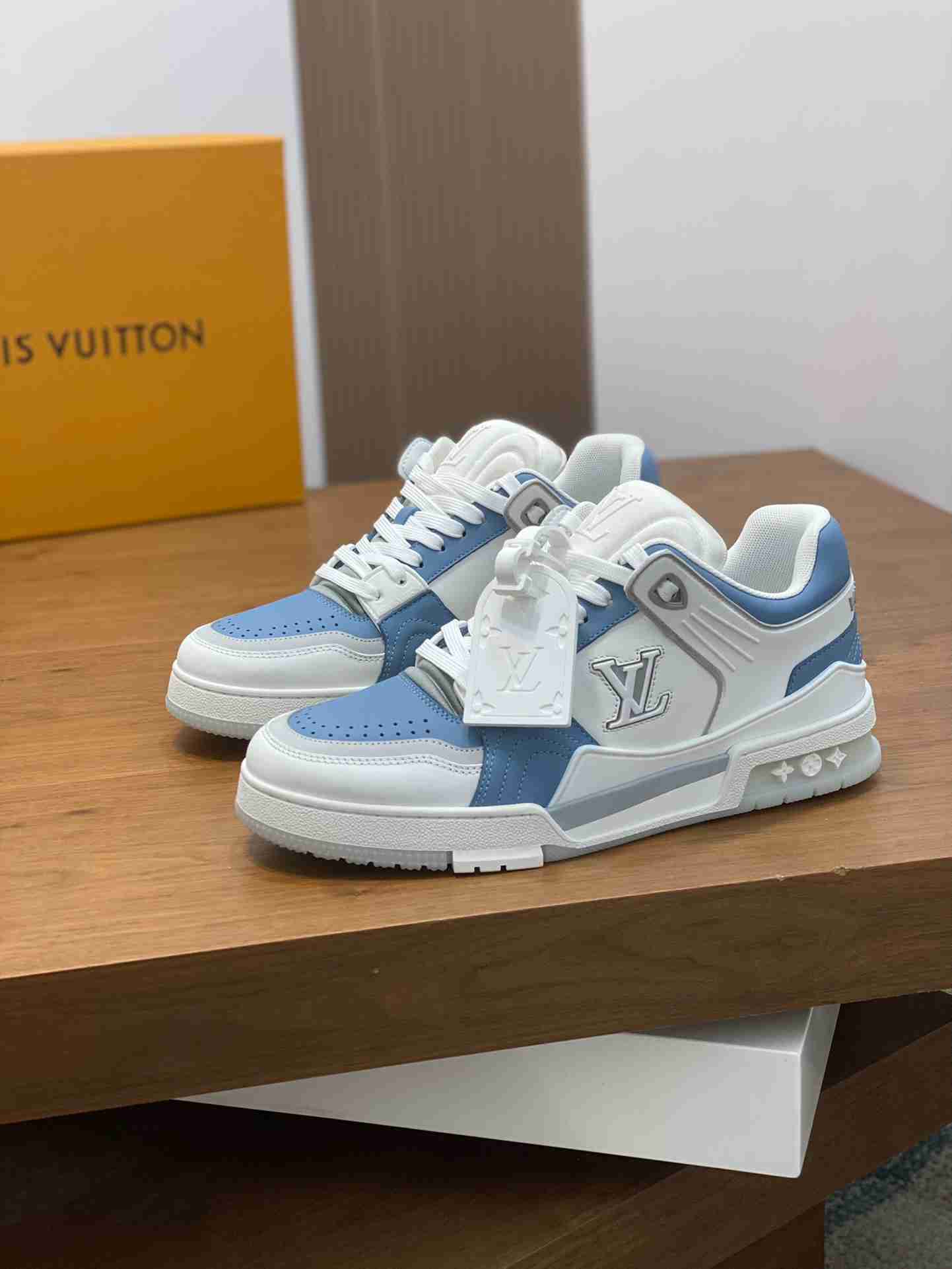 LV    sneakers LU0443