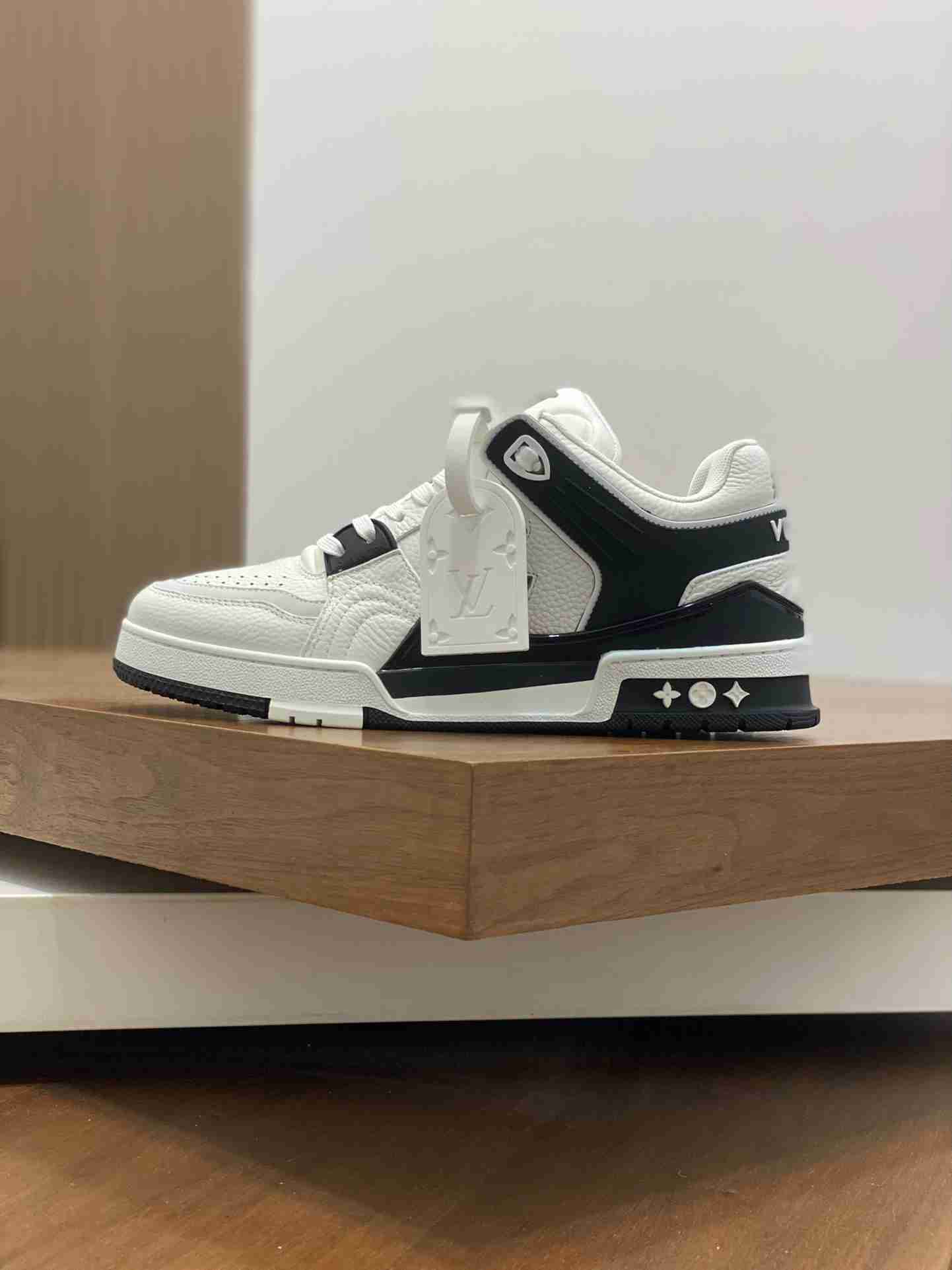 LV    sneakers LU0444