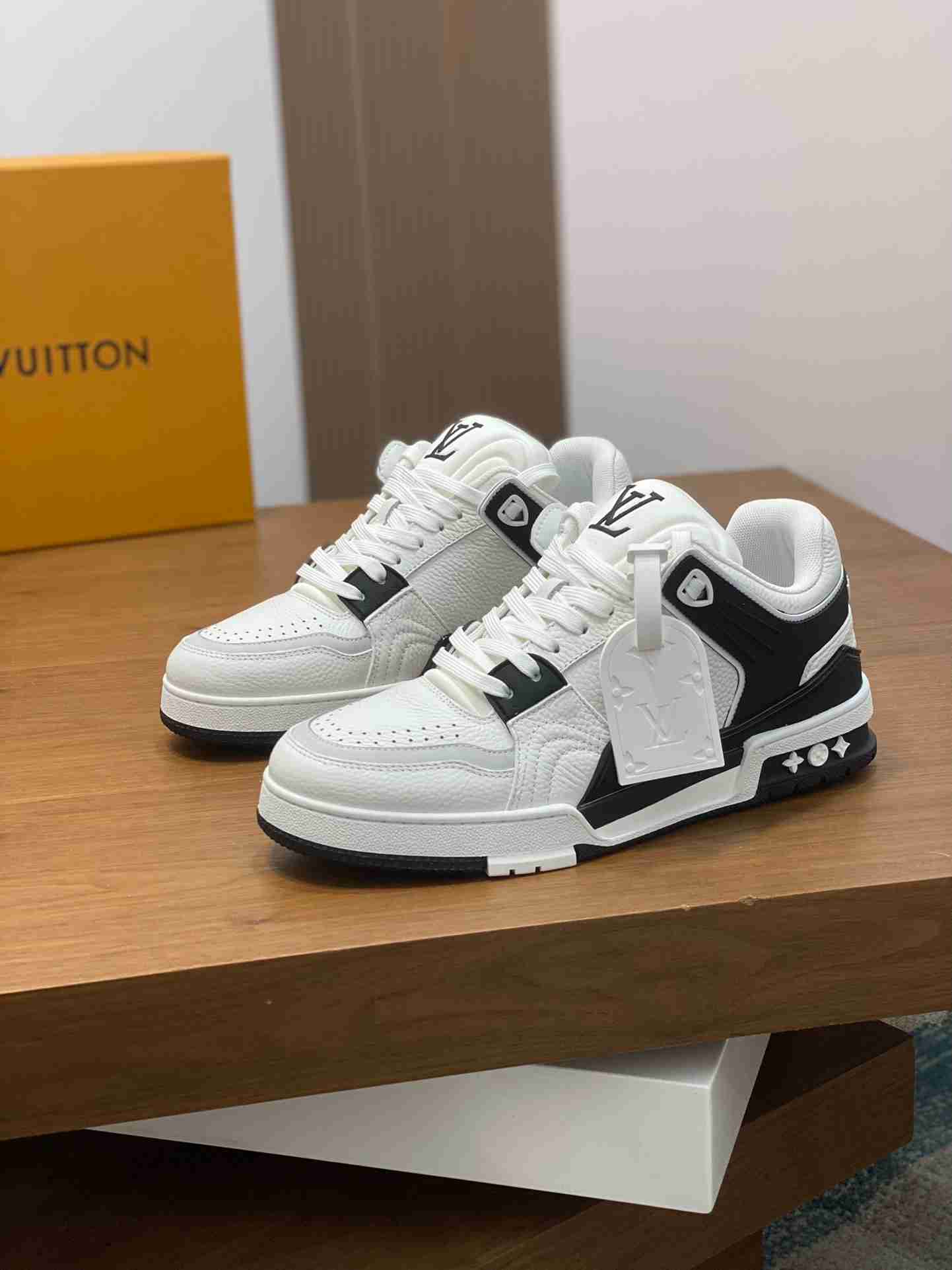 LV    sneakers LU0444