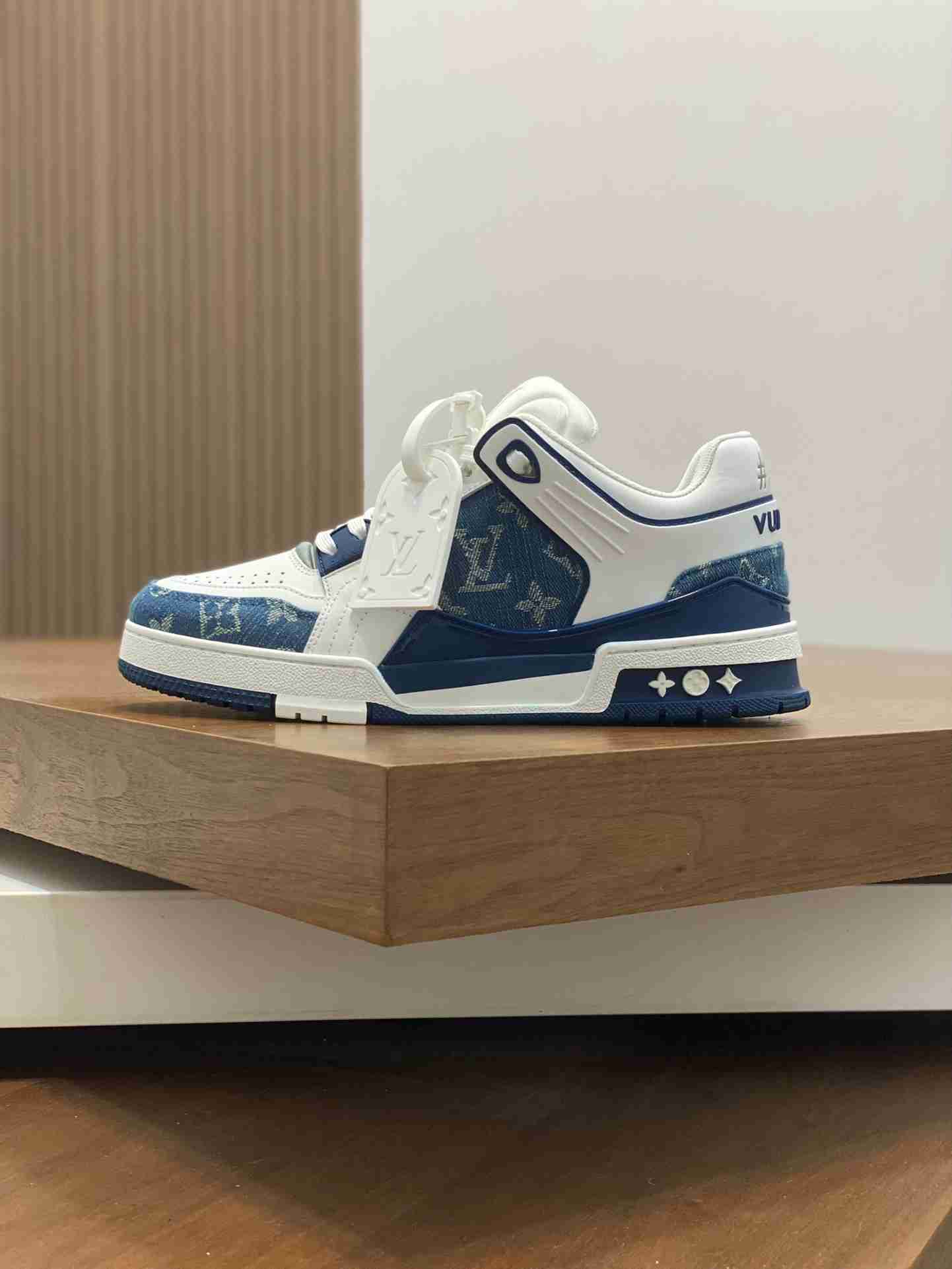 LV    sneakers LU0445